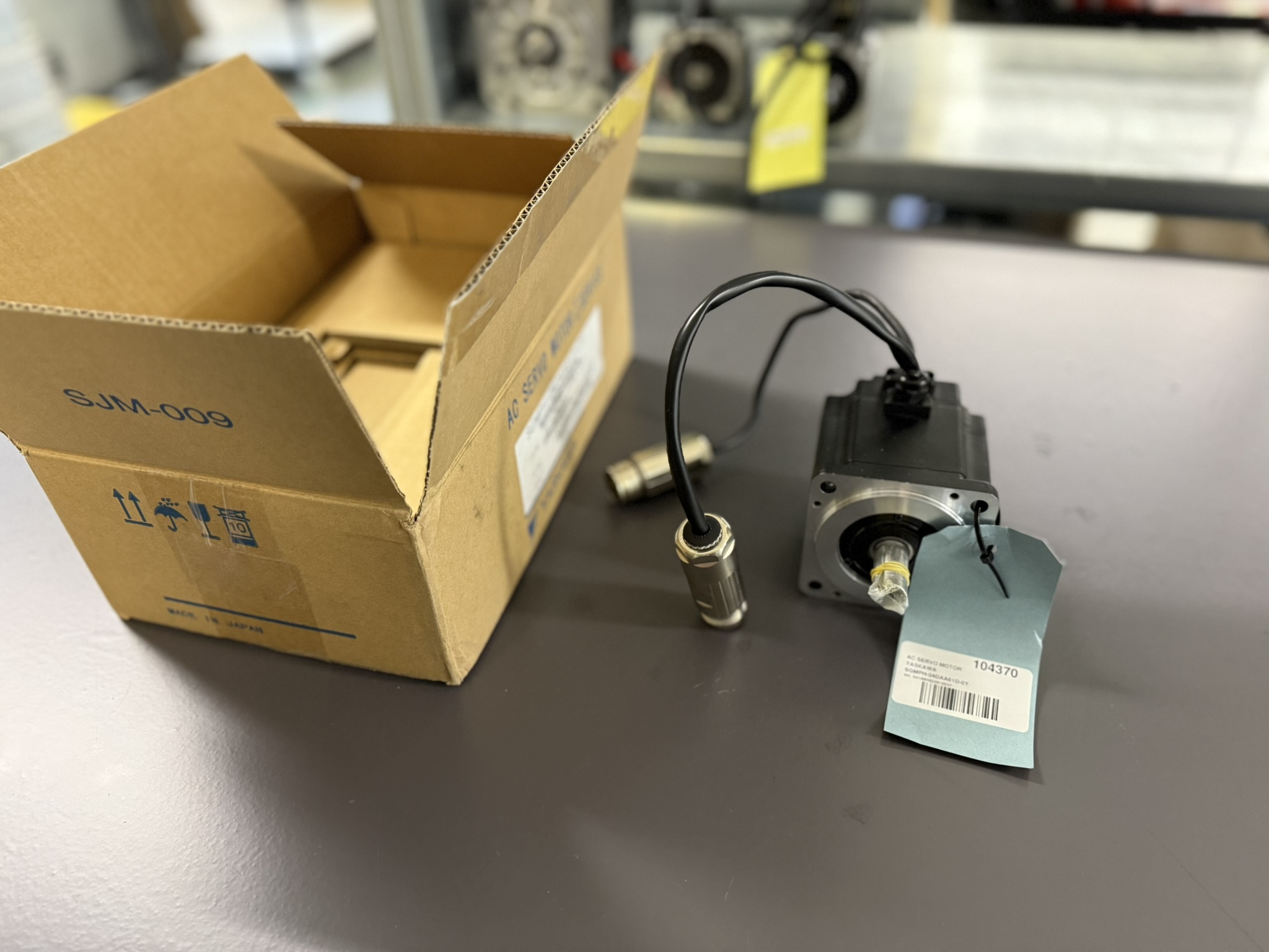  Packaging and motor SGMPH-04DAA61D-OY