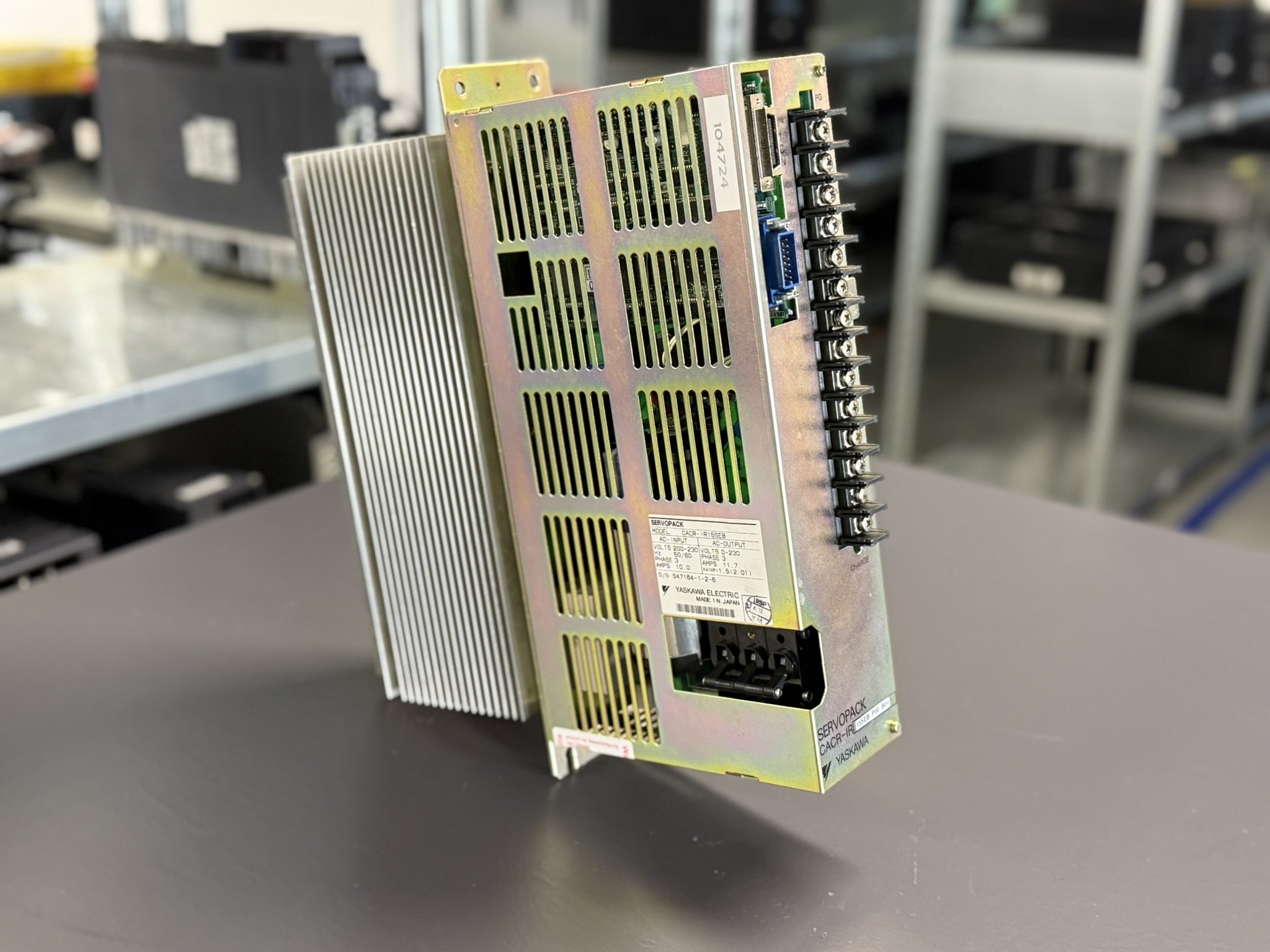 CACR-IR15SEB-P00-B04 Yaskawa Servopack Seitlich