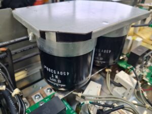  Vor der Reinigung 2 große Pufferkondensatoren