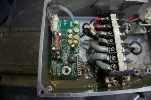 SJ-VL5.5-10ZM Mitsubishi AC Spindle Motor Öl im Motor-Anschlusskasten