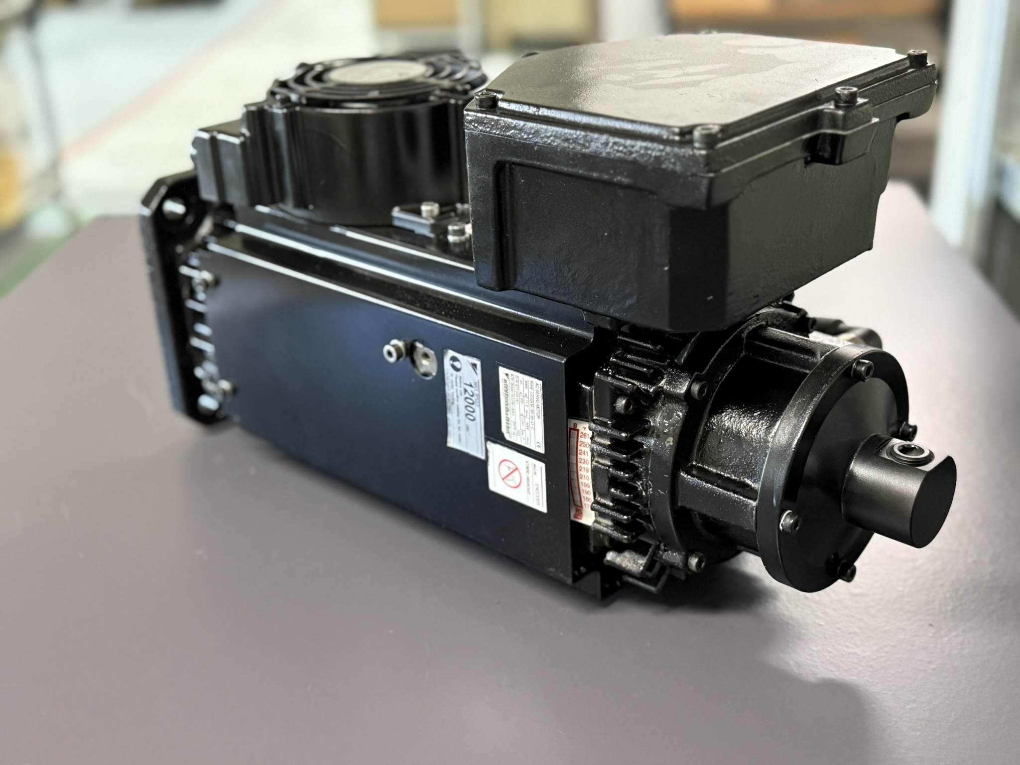 Yaskawa USAIKM-50-BK33-C AC Servi Motor Ansicht hinen