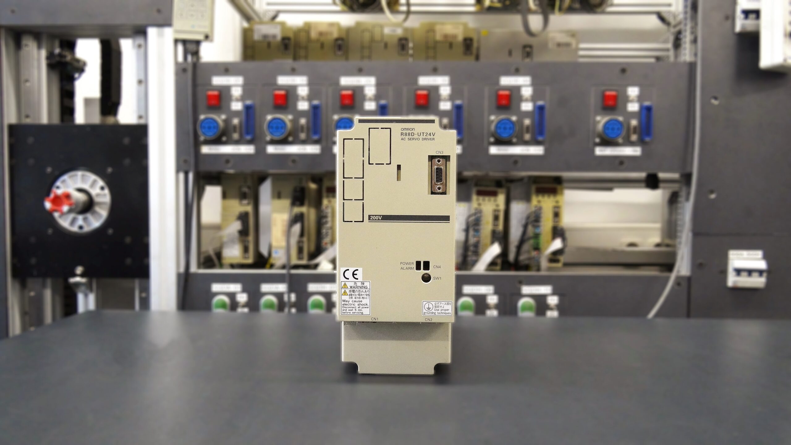 Omron R88D-UT24V AC Servo Driver Ansicht vorne
