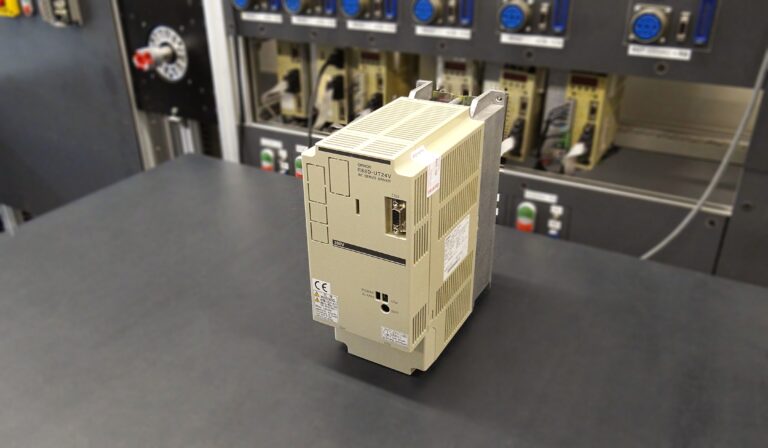 Omron R88D-UT24V AC Servo Driver Hauptansicht