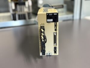 Yaskawa Servopack SGDV-5R5A01A Ansicht vorne