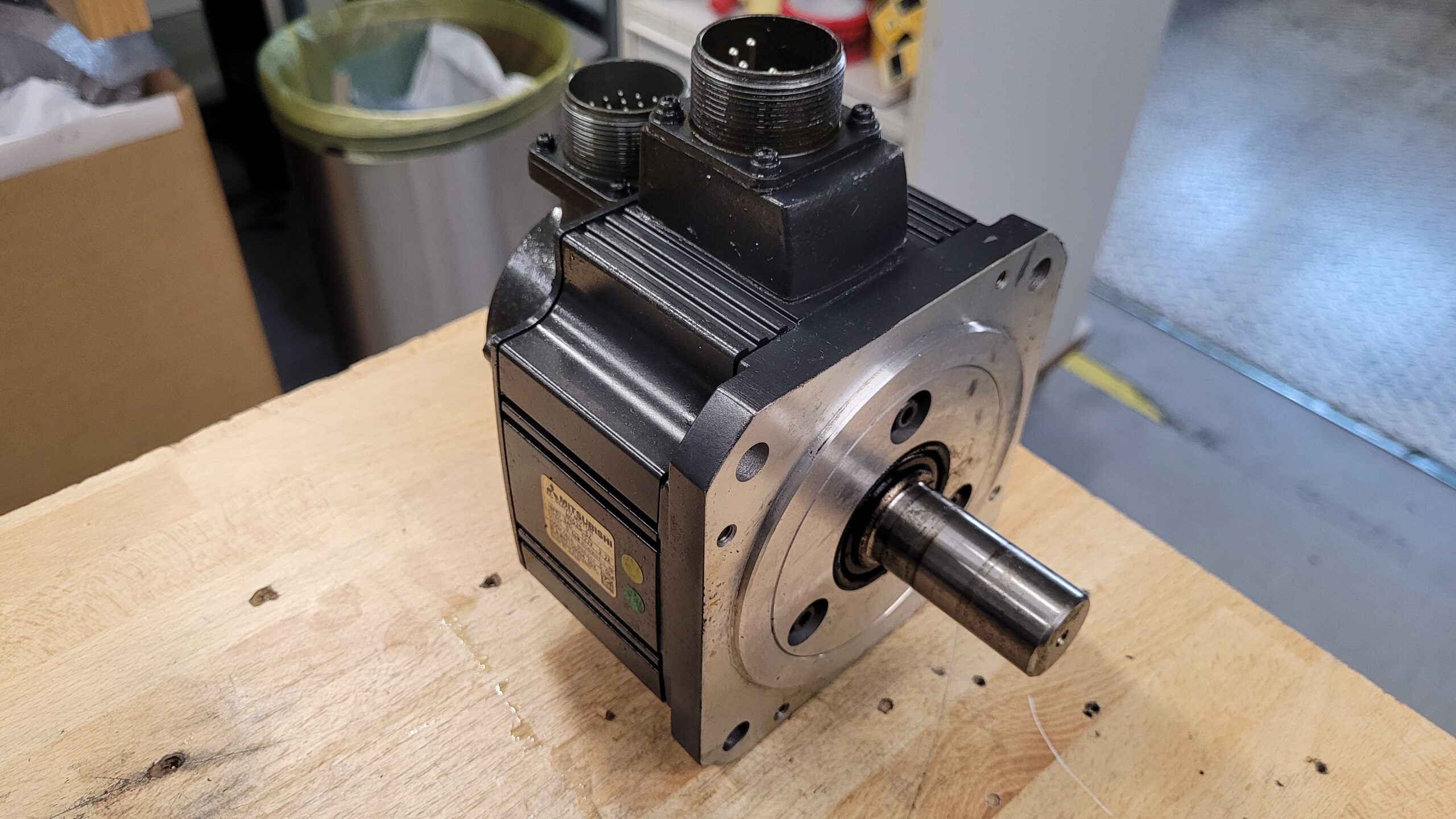 Mitsubishi HC53S-A42 AC Servo Motor mit Encoder OSA104S2 vor der Reparatur