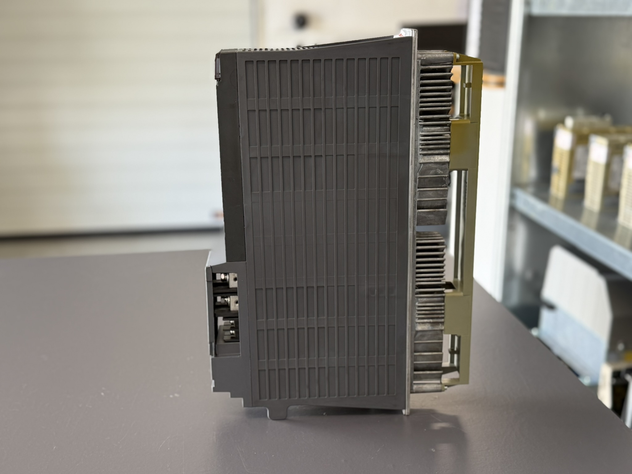 Mitsubishi MDS-DH-V2-1010 Servo Drive Unit Ansicht 2