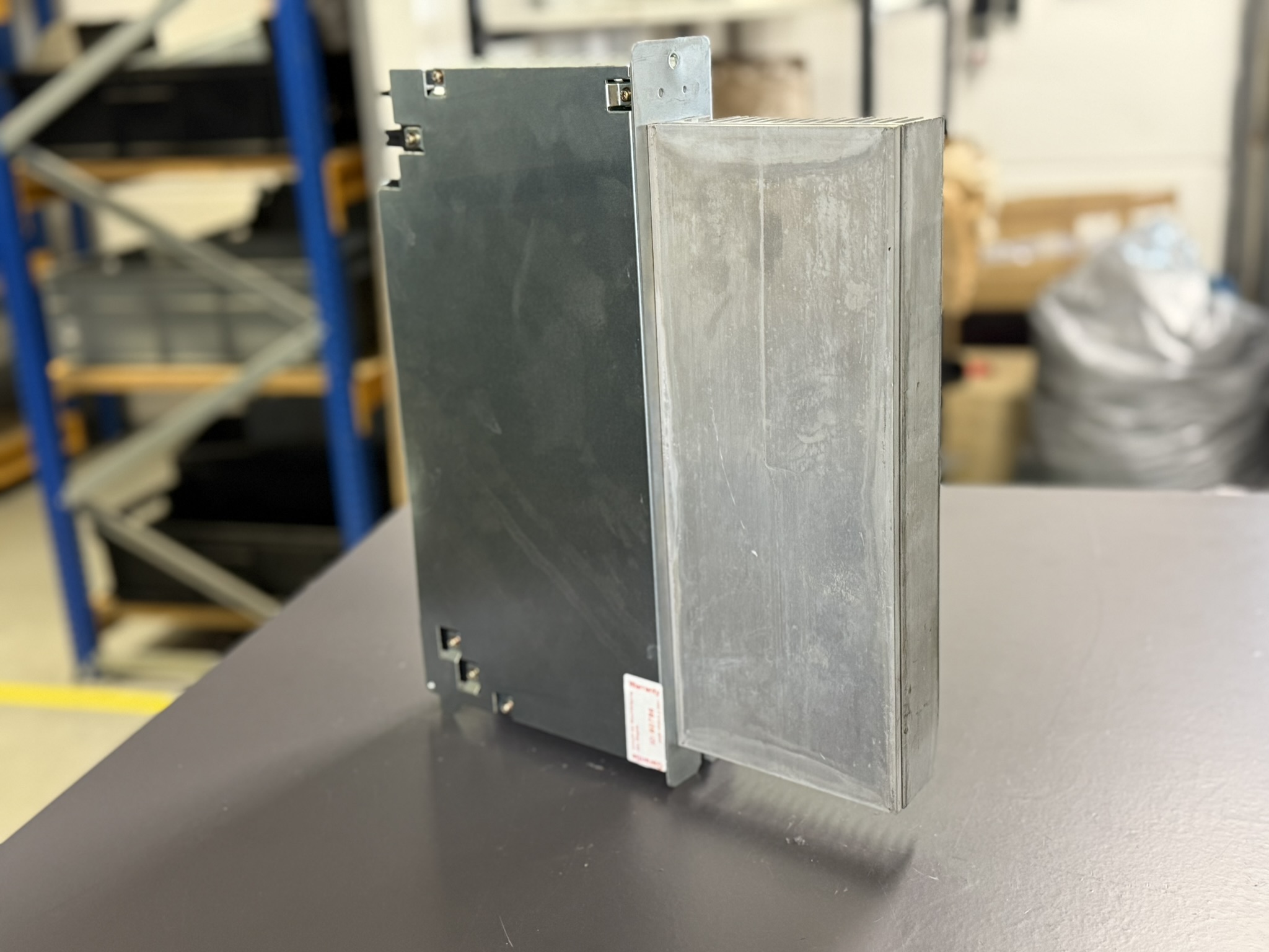 Okuma MIV04-3-V1 1006-2254 Servo Drive Unit Ansicht hinten