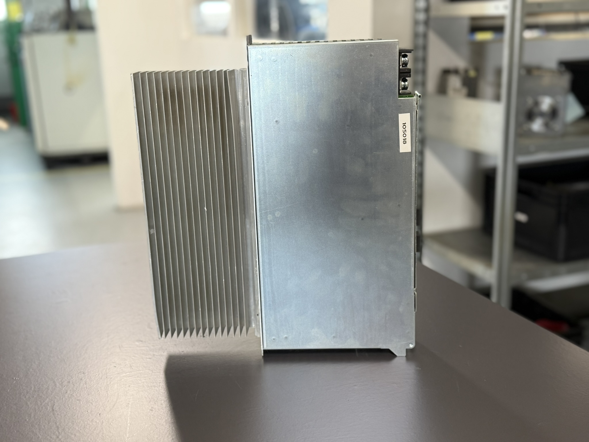 Okuma MIV04-3-V1 1006-2254 Servo Drive Unit Ansicht seitlich 2