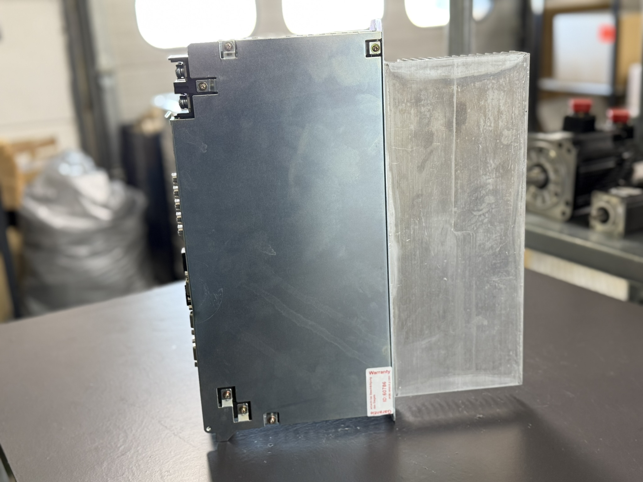Okuma MIV04-3-V1 1006-2254 Servo Drive Unit Ansicht seitlich