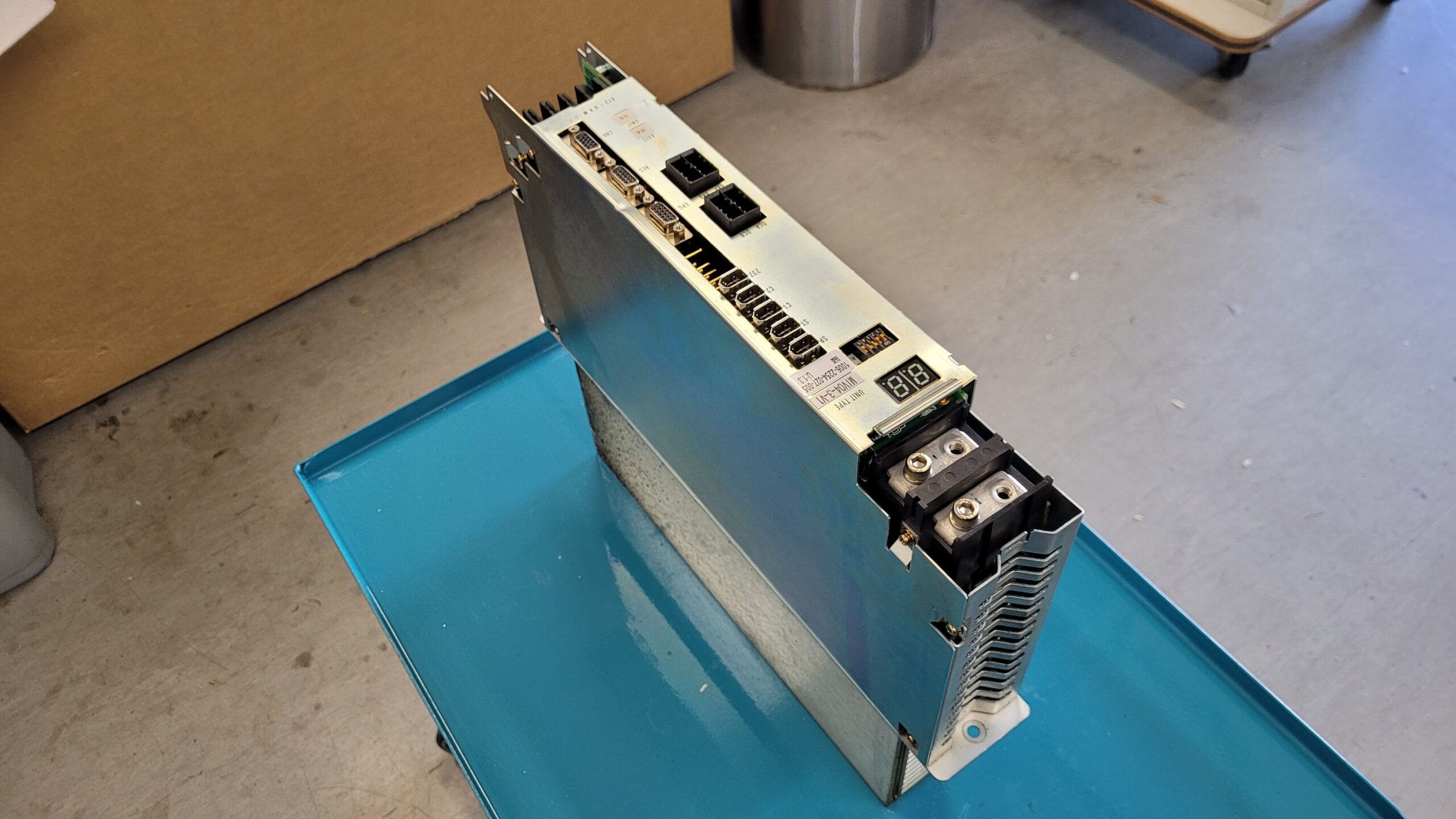 Okuma MIV04-3-V1 1006-2254 Servo Drive Unit vor der Reparatur