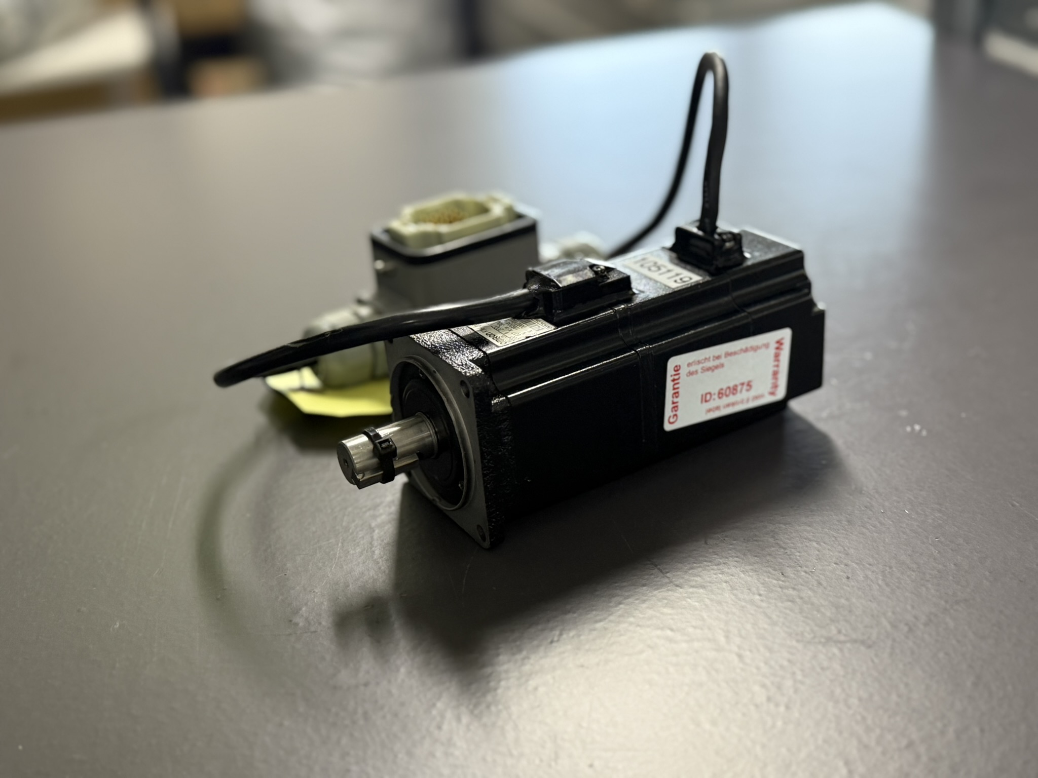 Omron R7M-A20030-BS1 Servo Motor Ansicht 1
