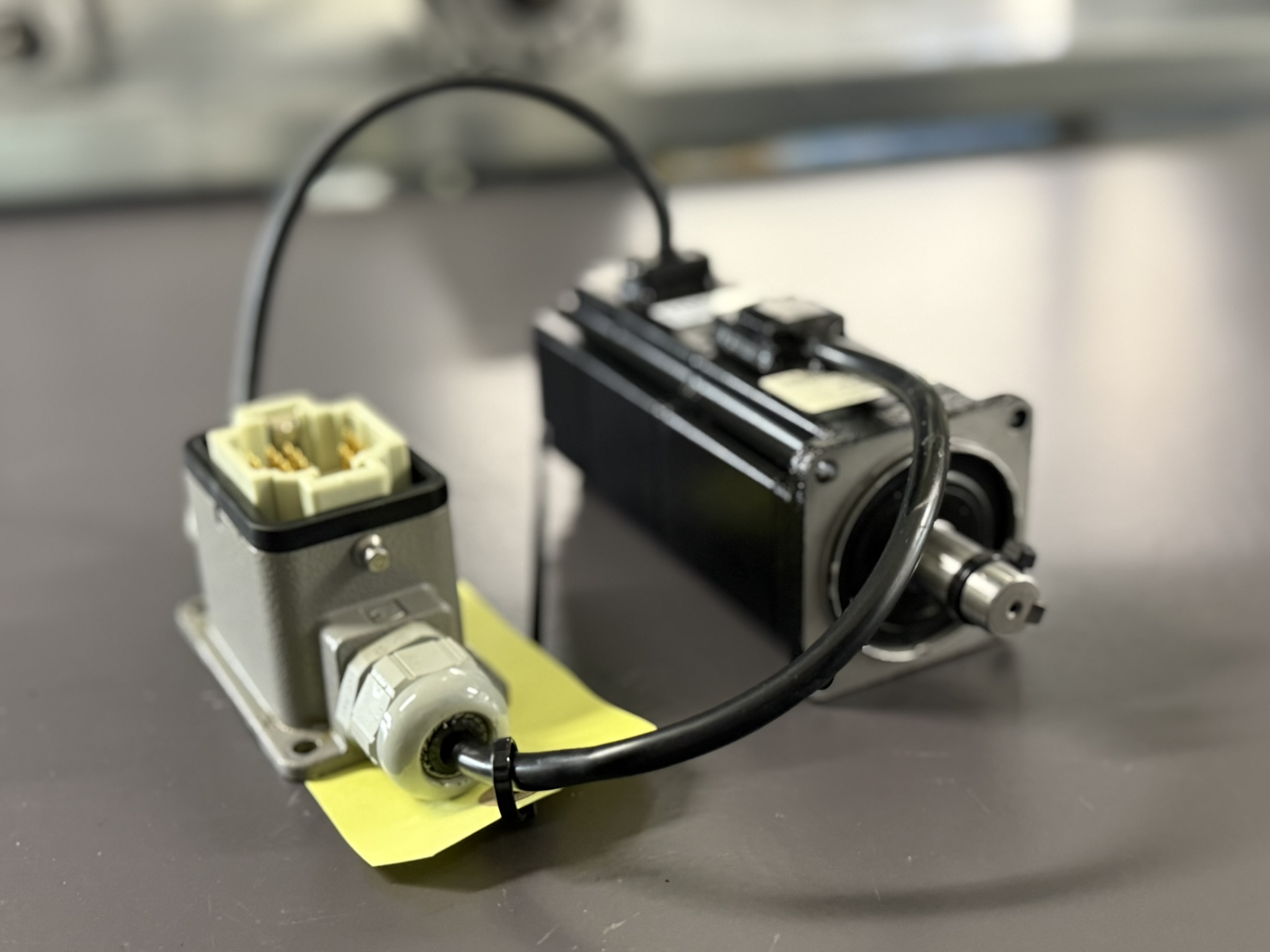 Omron R7M-A20030-BS1 Servo Motor Hauptasicht