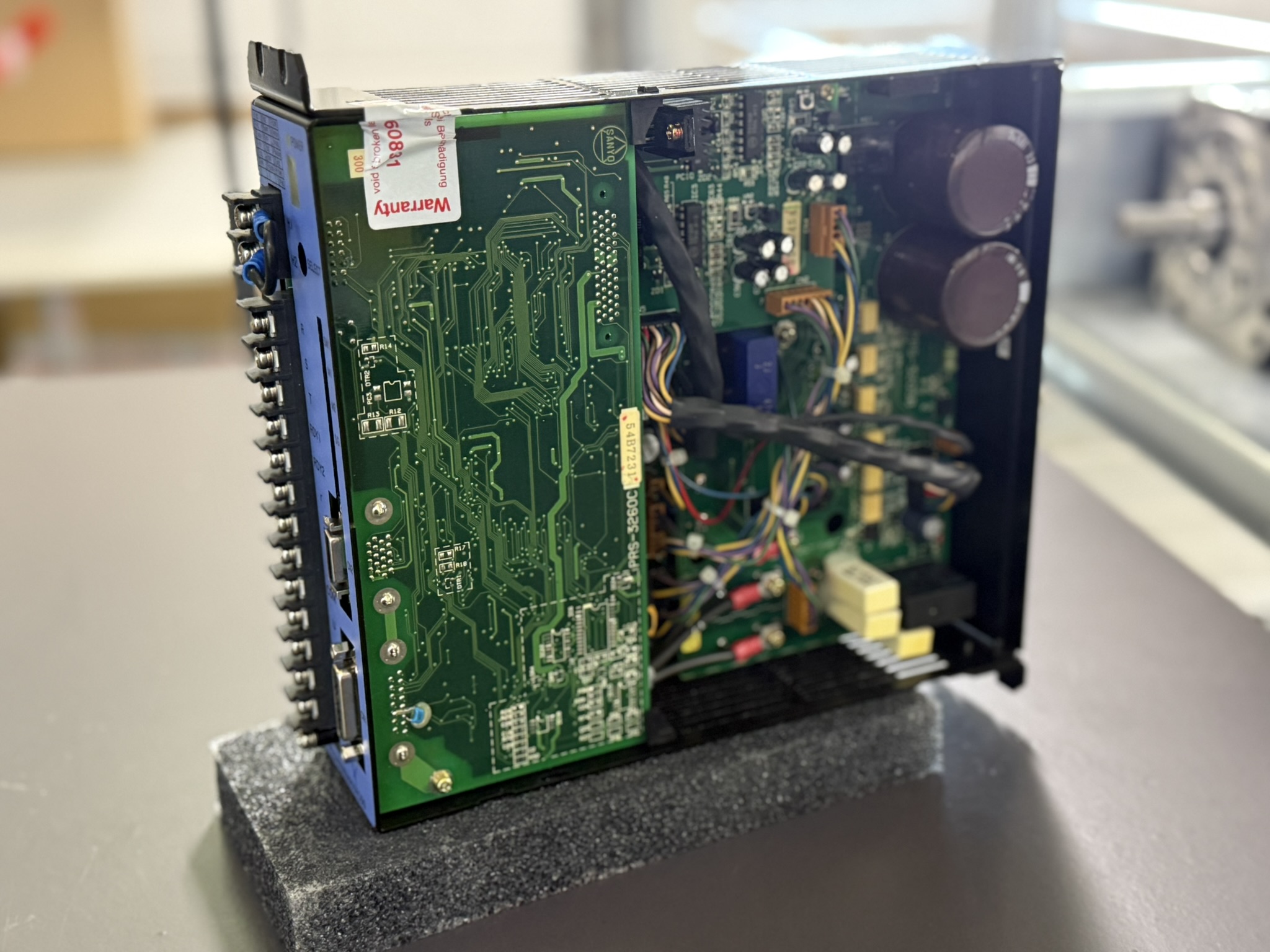 Sanyo Denki BL Super PE0A030MXXXC00 Servo Amplifier Ansicht seitlich