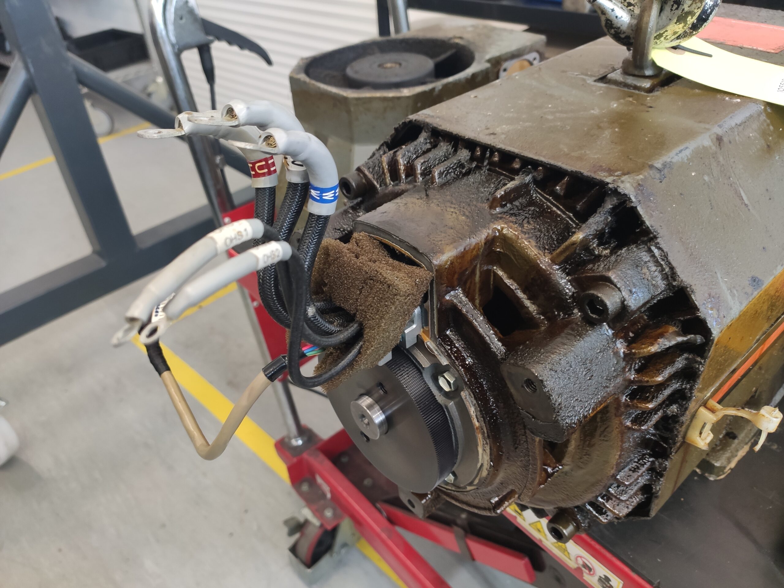 Mitsubishi AC Spindle Motor SJ-11XW8Z bei der Demontage vor der Reparatur