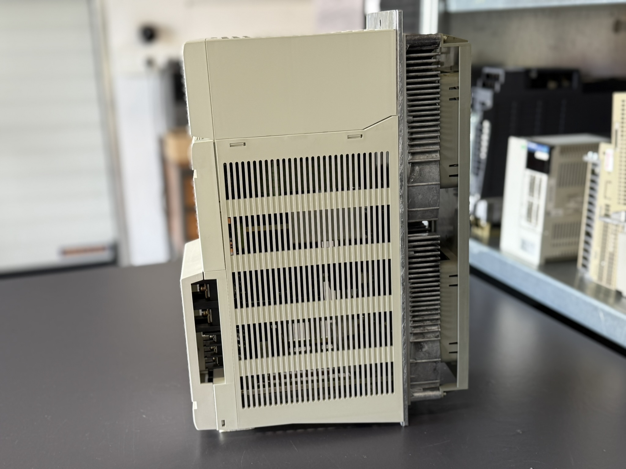 Mitsubishi MDS-C1-CV-185 Power Supply Unit Bild seitlich 1