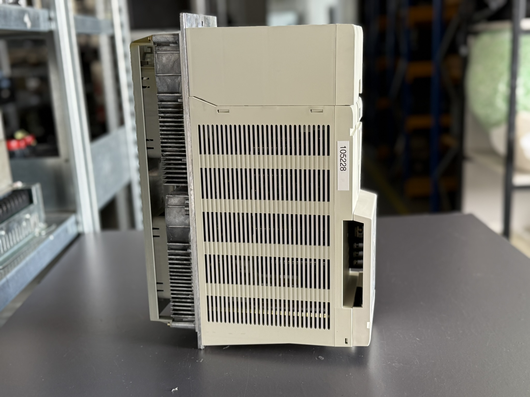 Mitsubishi MDS-C1-CV-185 Power Supply Unit Bild seitlich 2