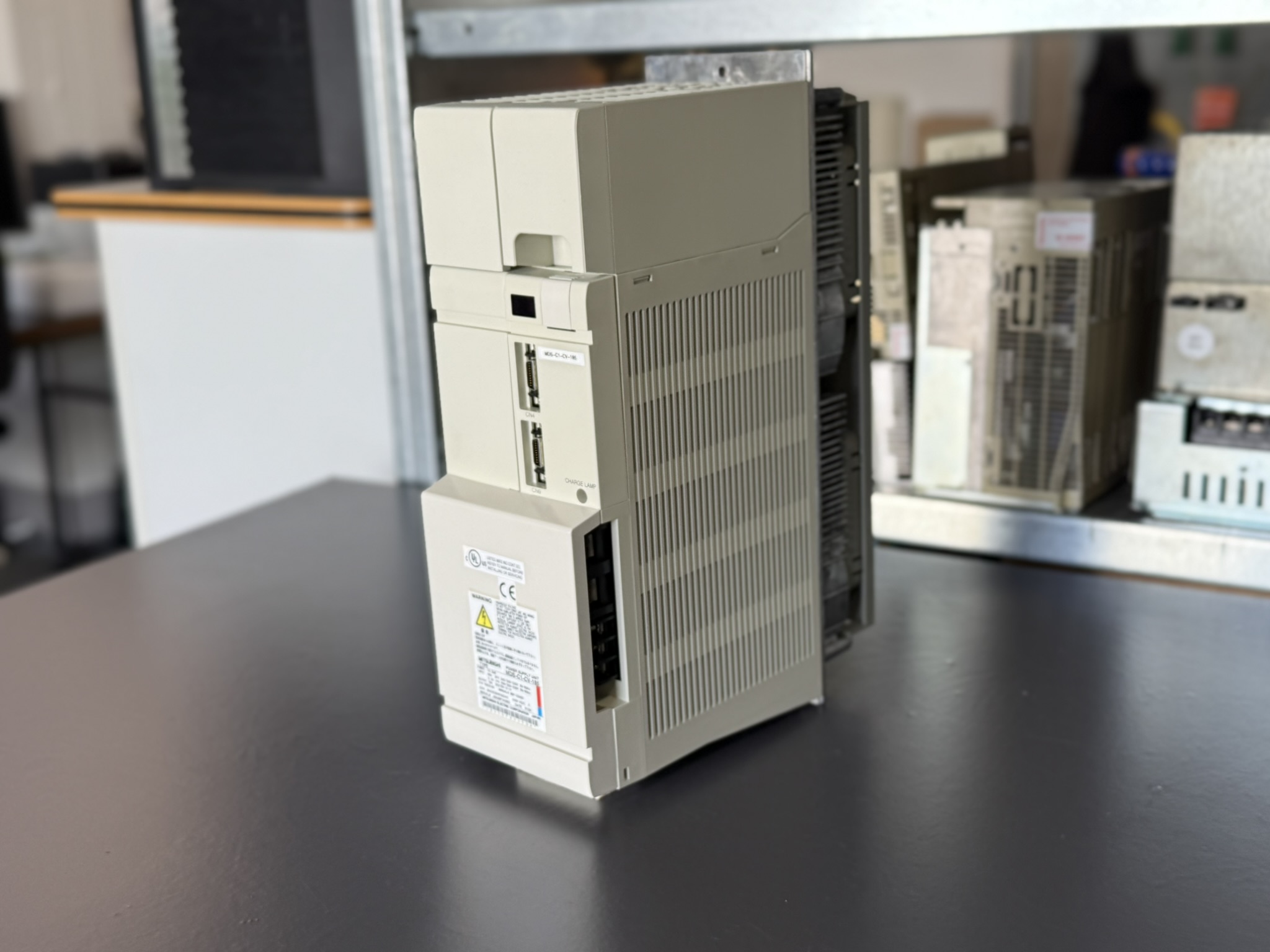 Mitsubishi MDS-C1-CV-185 Power Supply Unit Bild seitlich 3