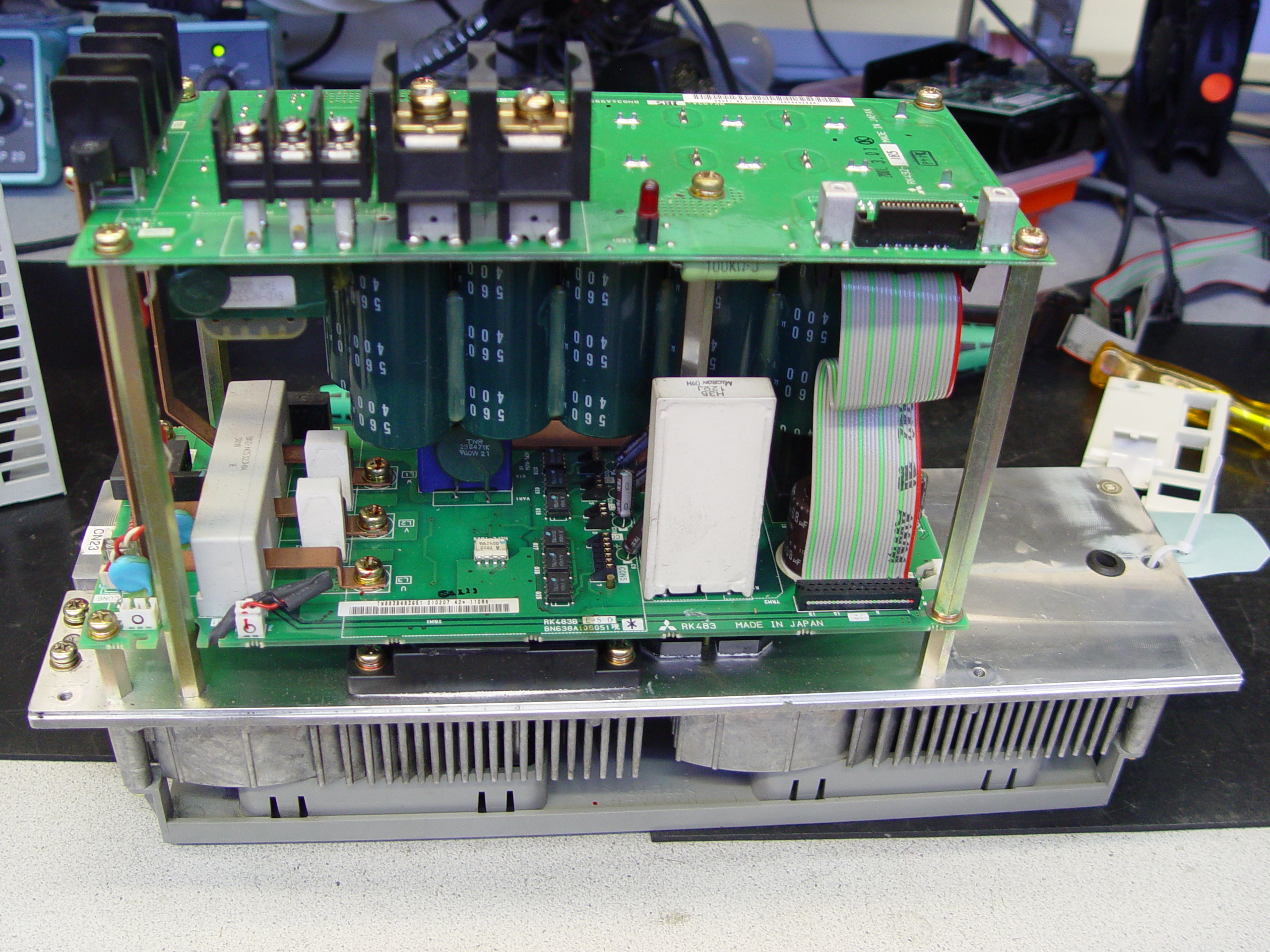 Mitsubishi MDS-C1-CV-185 Power Supply Unit während der Reparatur