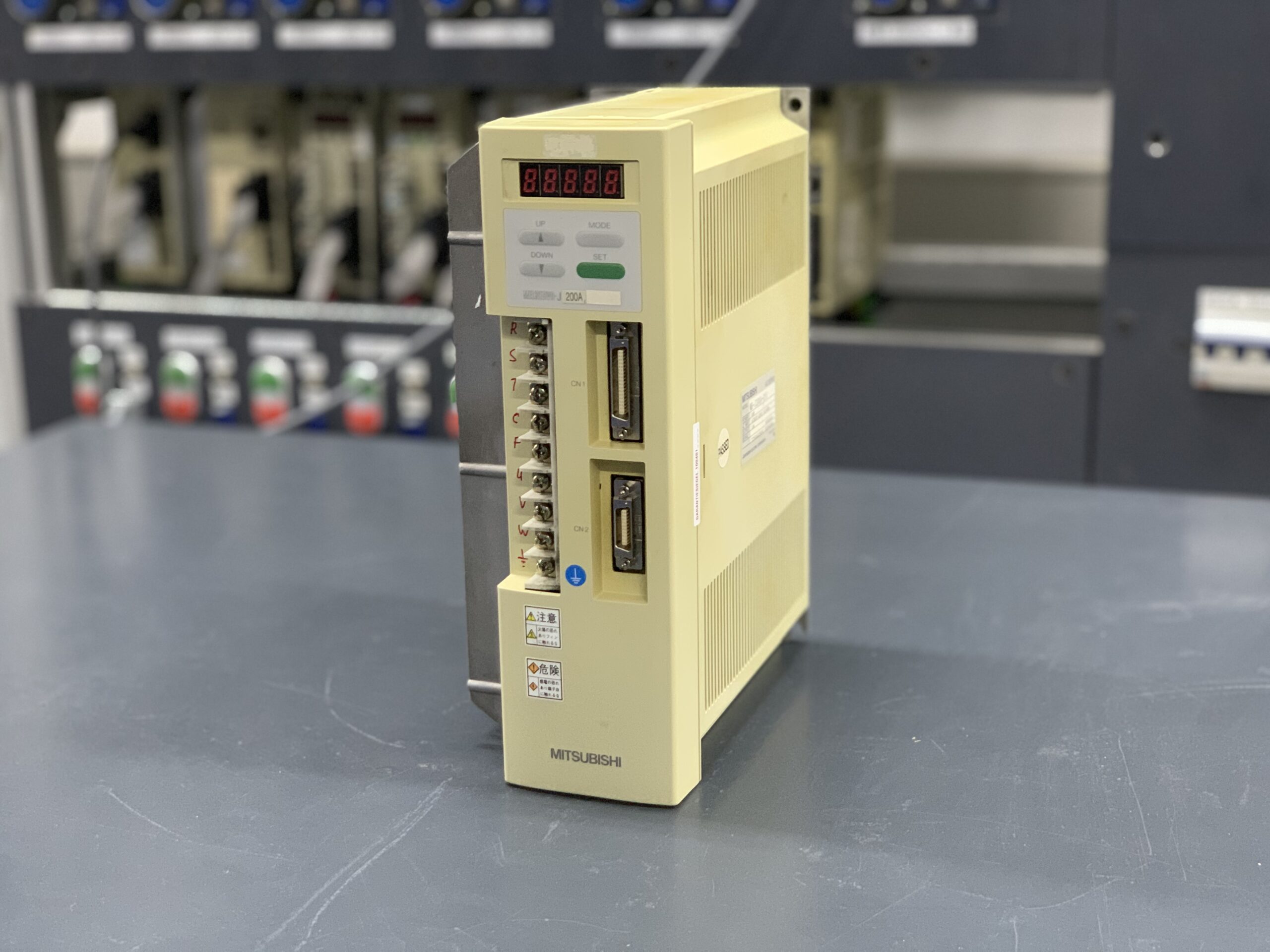 Mitsubishi MR-J200A-D33 AC servo drive