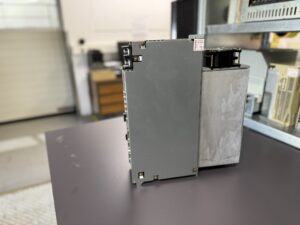 Okuma MIV08-3-V5 1006-2257 Spindle Drive Unit Seitanansicht