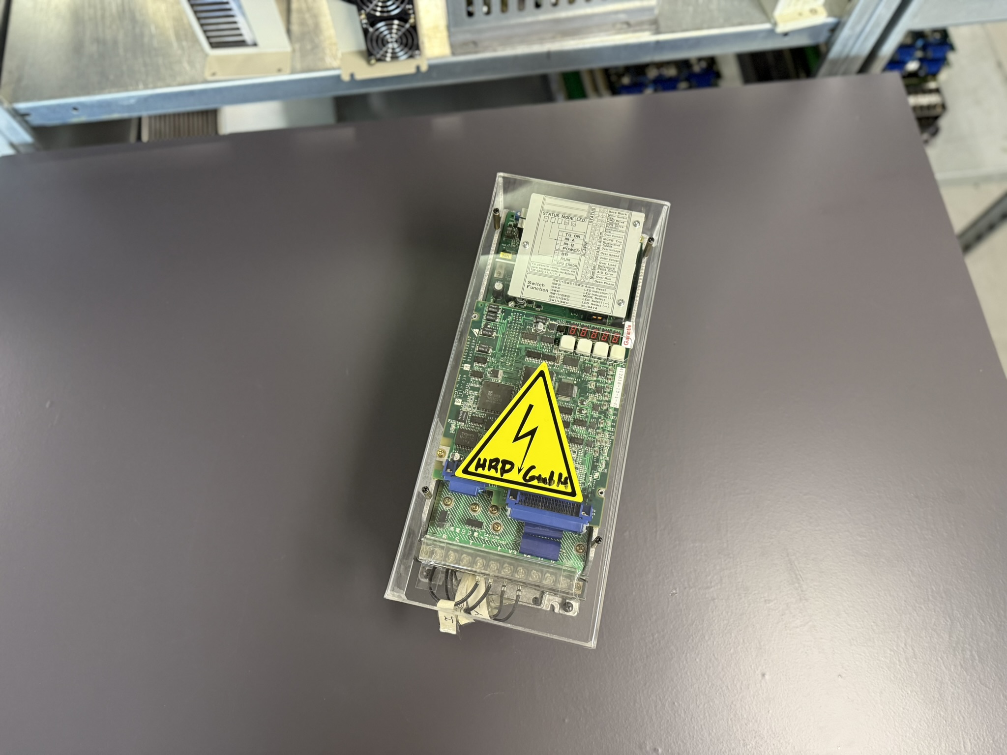 Yaskawa CACR-SR20BE12G-E Servopack oben