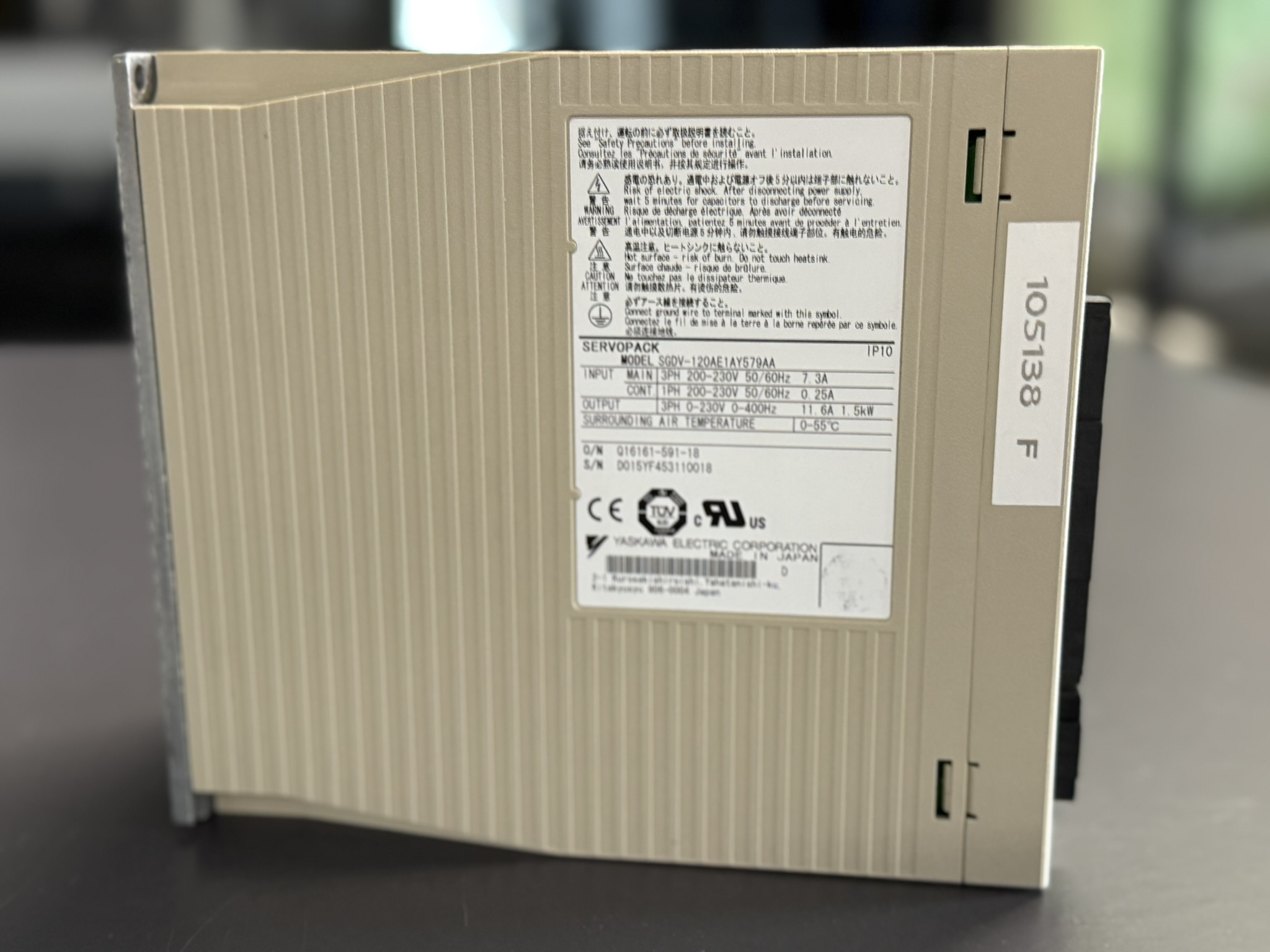 Yaskawa SGDV-120AE1AY579AA Servo Drive Unit Ansicht seitlich