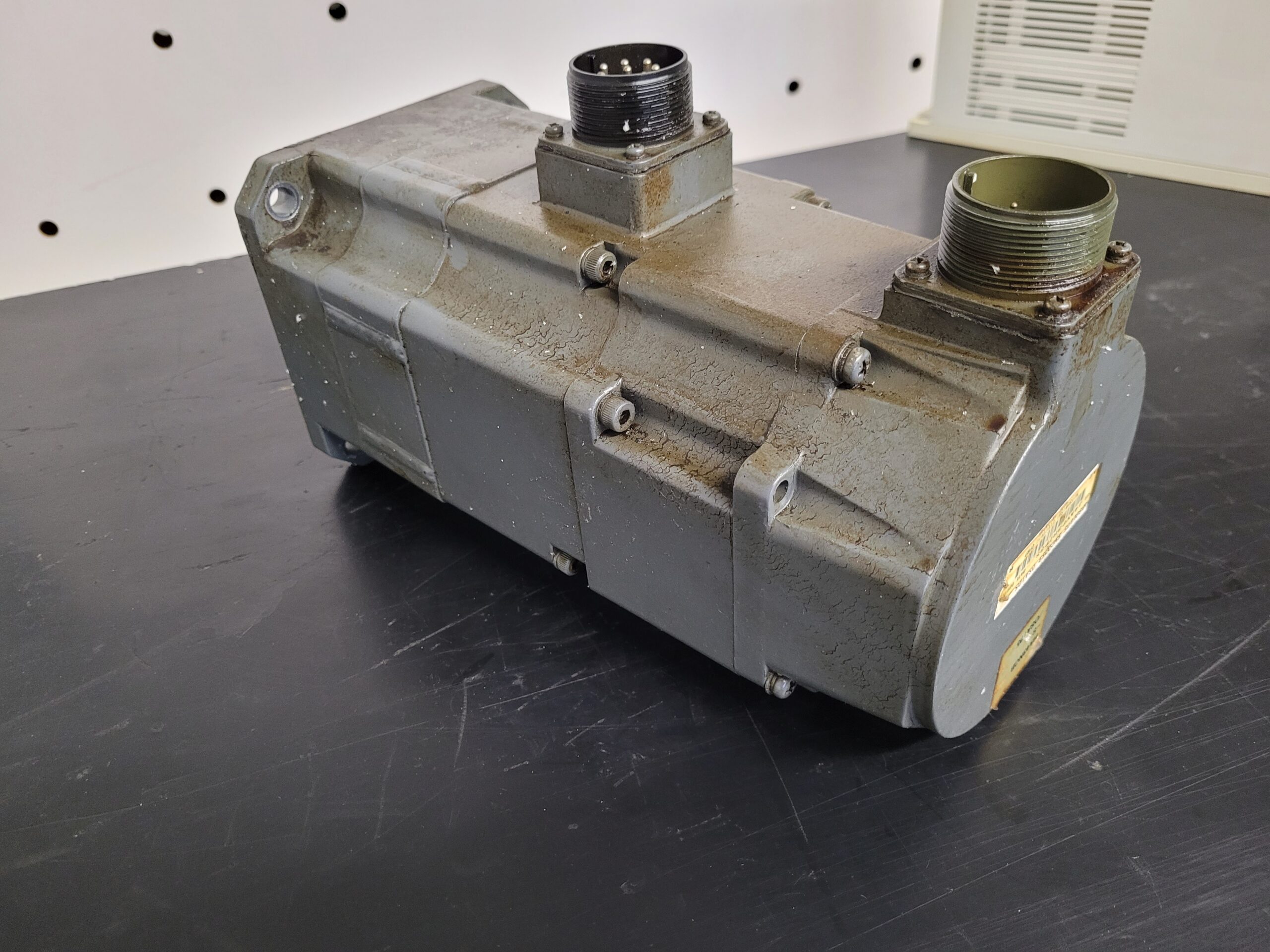 Mitsubishi HA43NCB-S AC Servo Motor vor der Reparatur