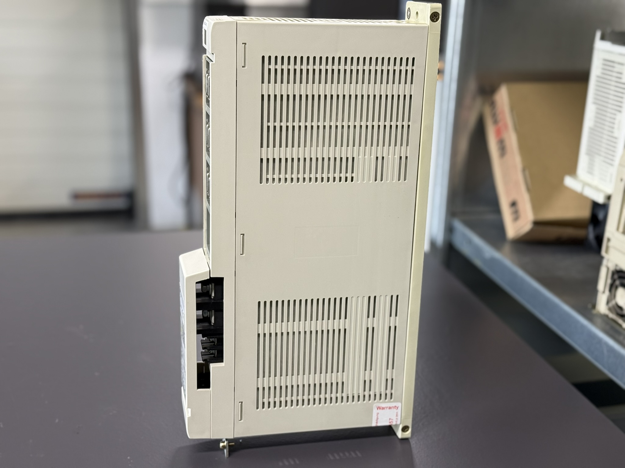 Mitsubishi MDS-B-V1-03 Servo Drive Unit Seite 1
