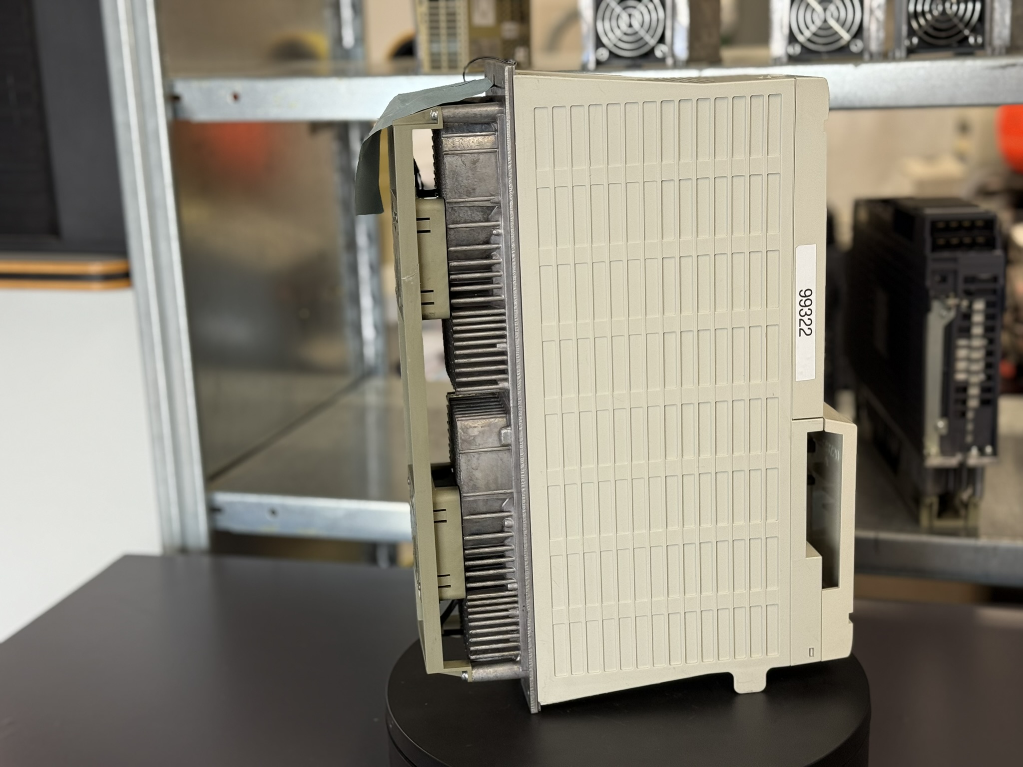 Mitsubishi MDS-C1-V1-45 Servo Drive Unit seite 2