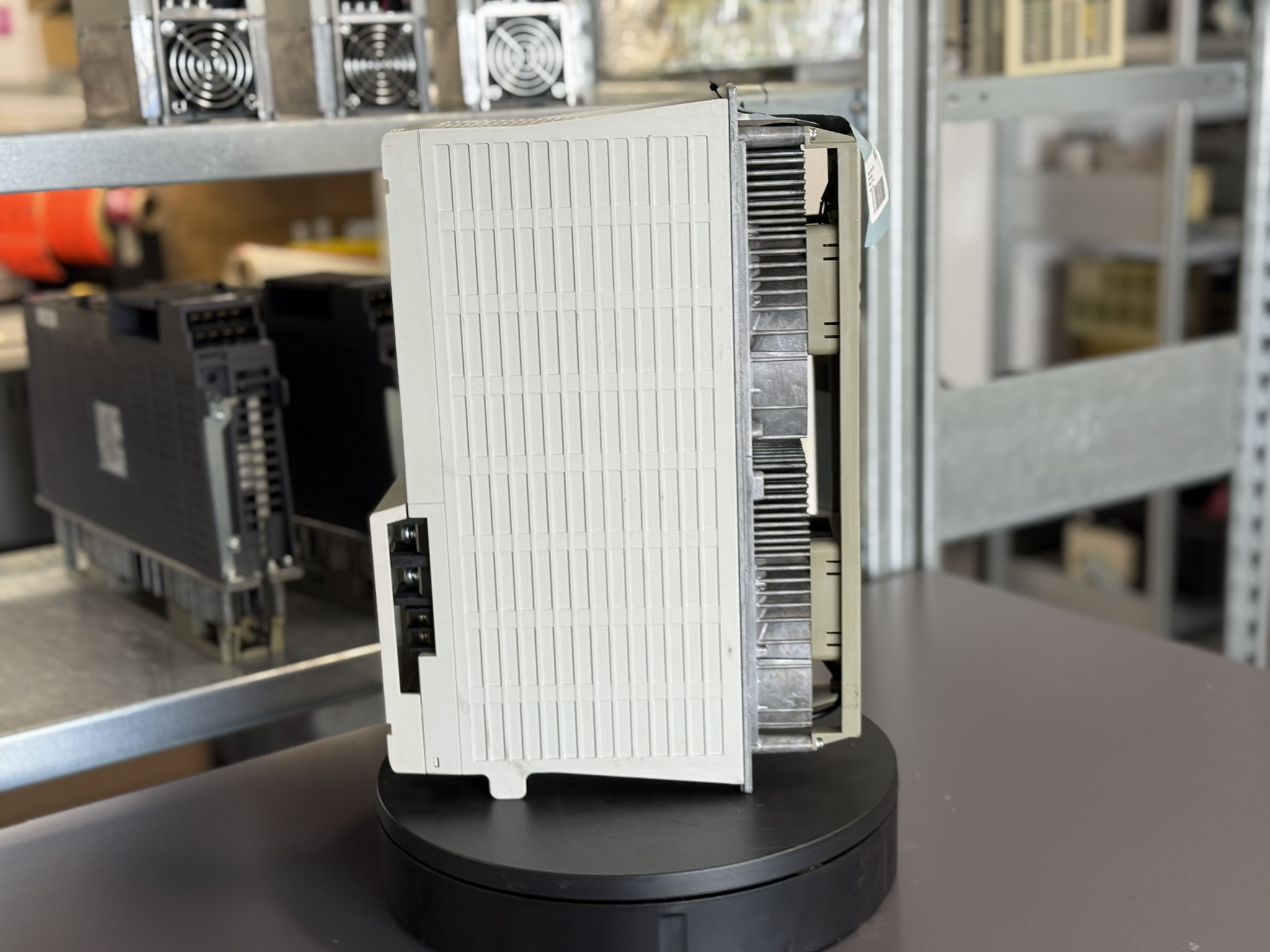 Mitsubishi MDS-C1-V1-45 Servo Drive Unit seite1