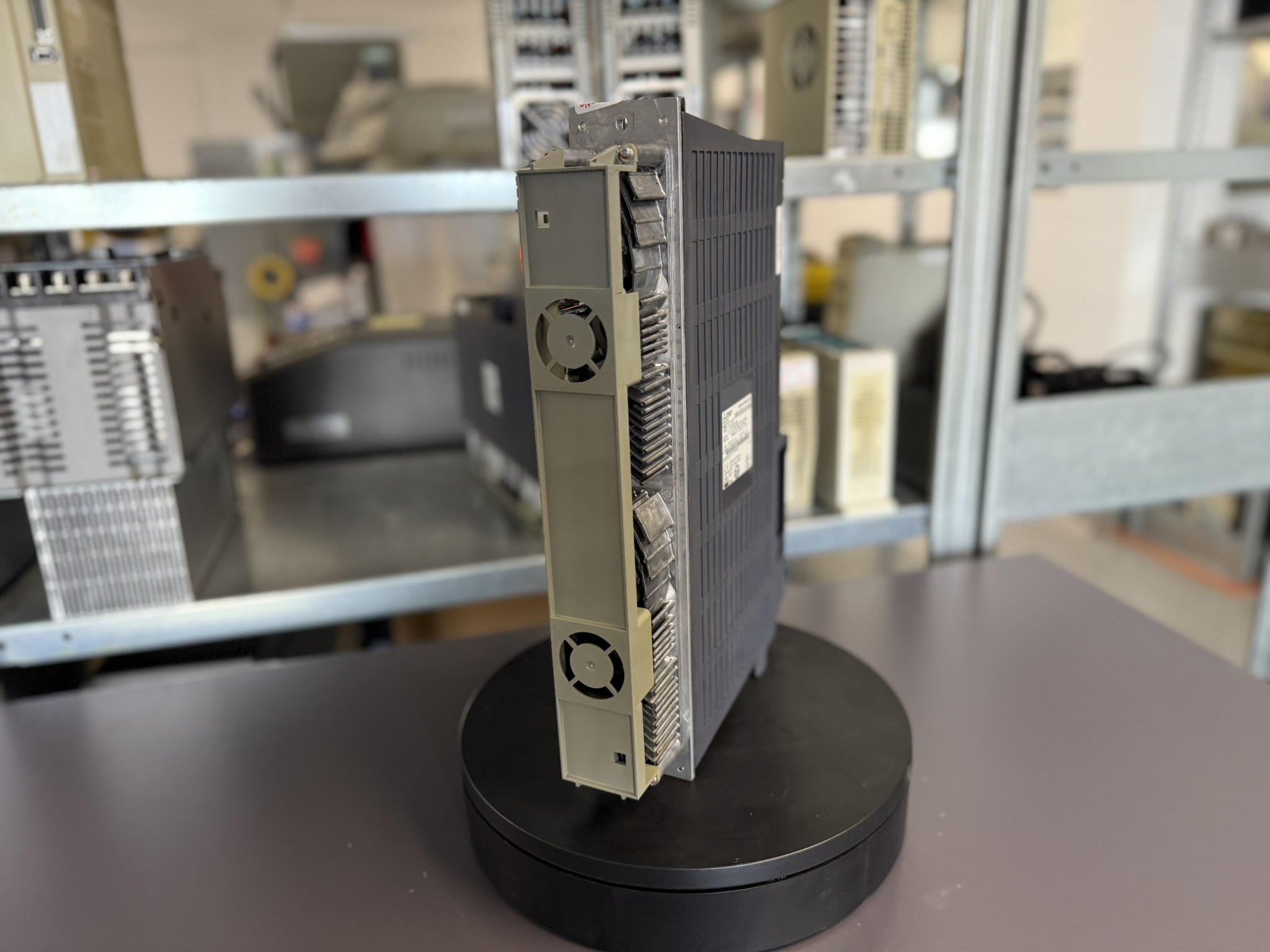 Mitsubishi MDS-DH2-V2-4020 Servo Drive Unit hinten