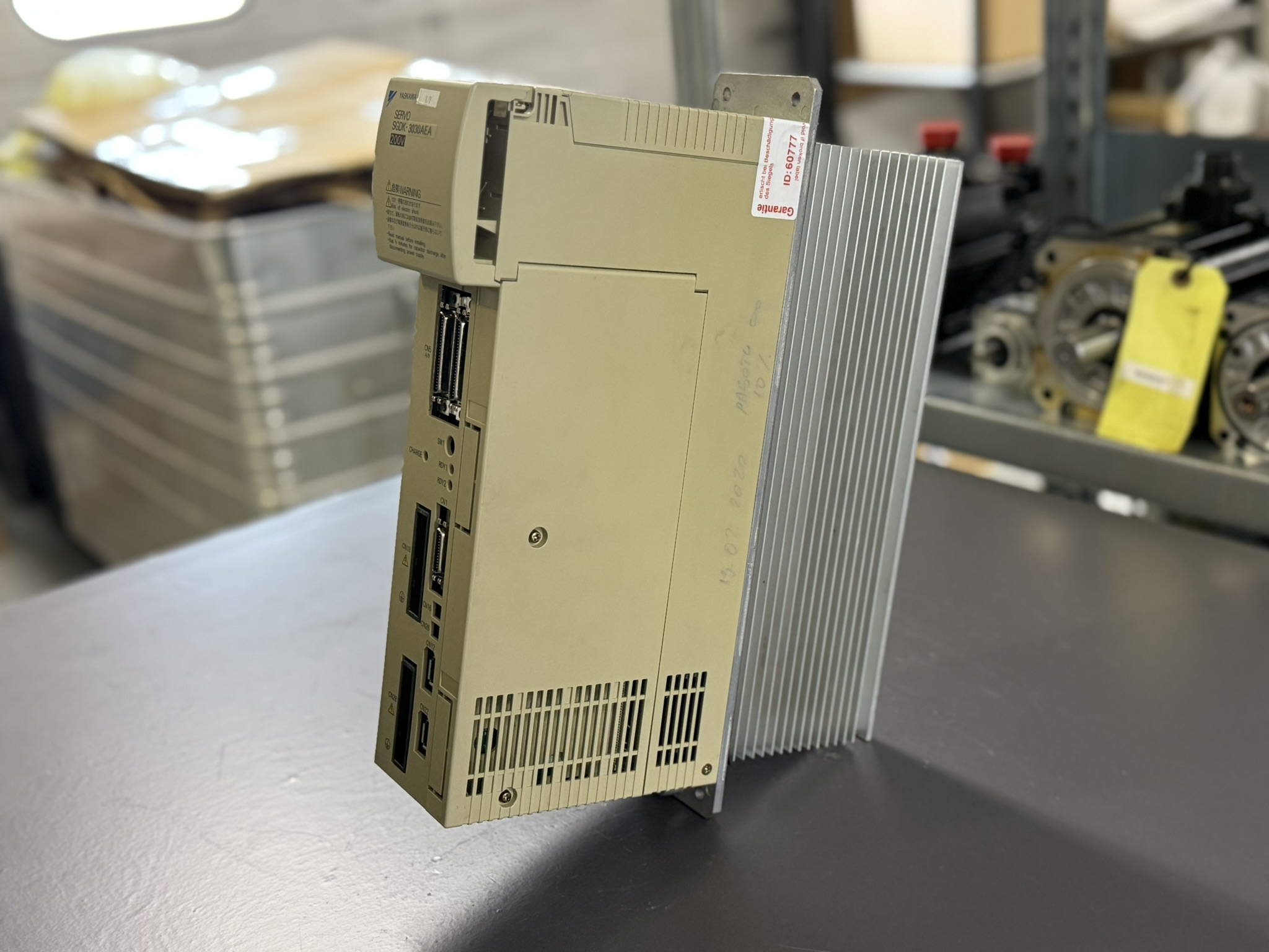 Yaskawa SGDK-3030AEA Servopack seitlich