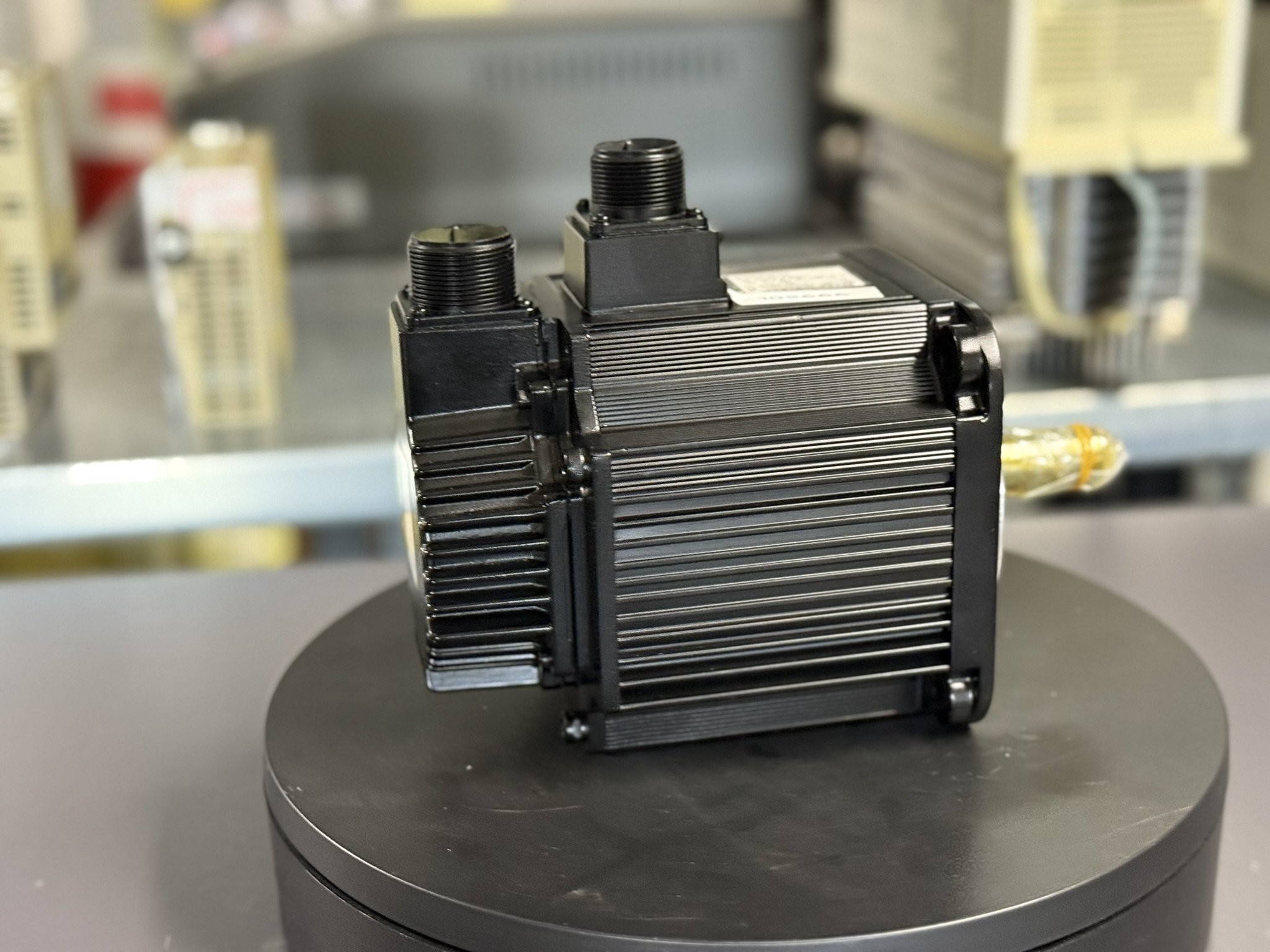 Yaskawa SGMG-09A2AB HAAS Type 93-0346 AC Servo Motor seitlich