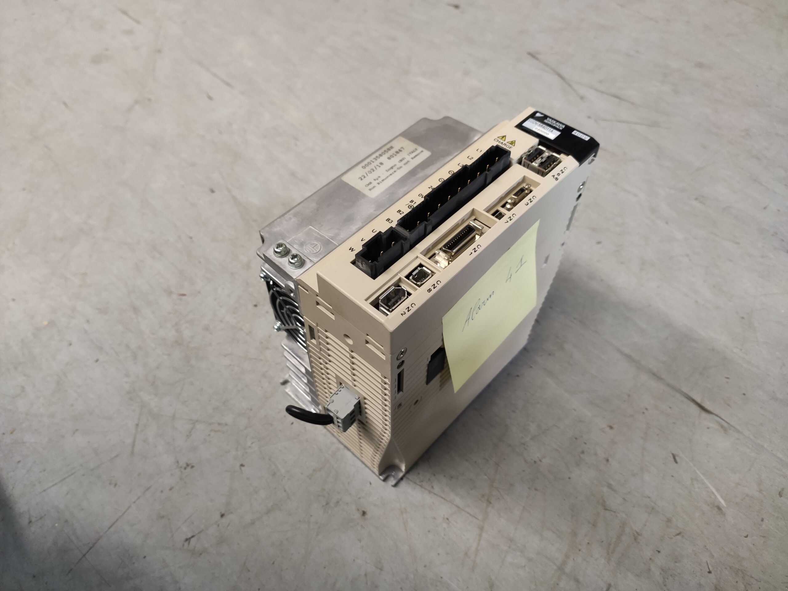 Yaskawa Servopack SGDV-5R4D11A020000 Vord der Reparatur