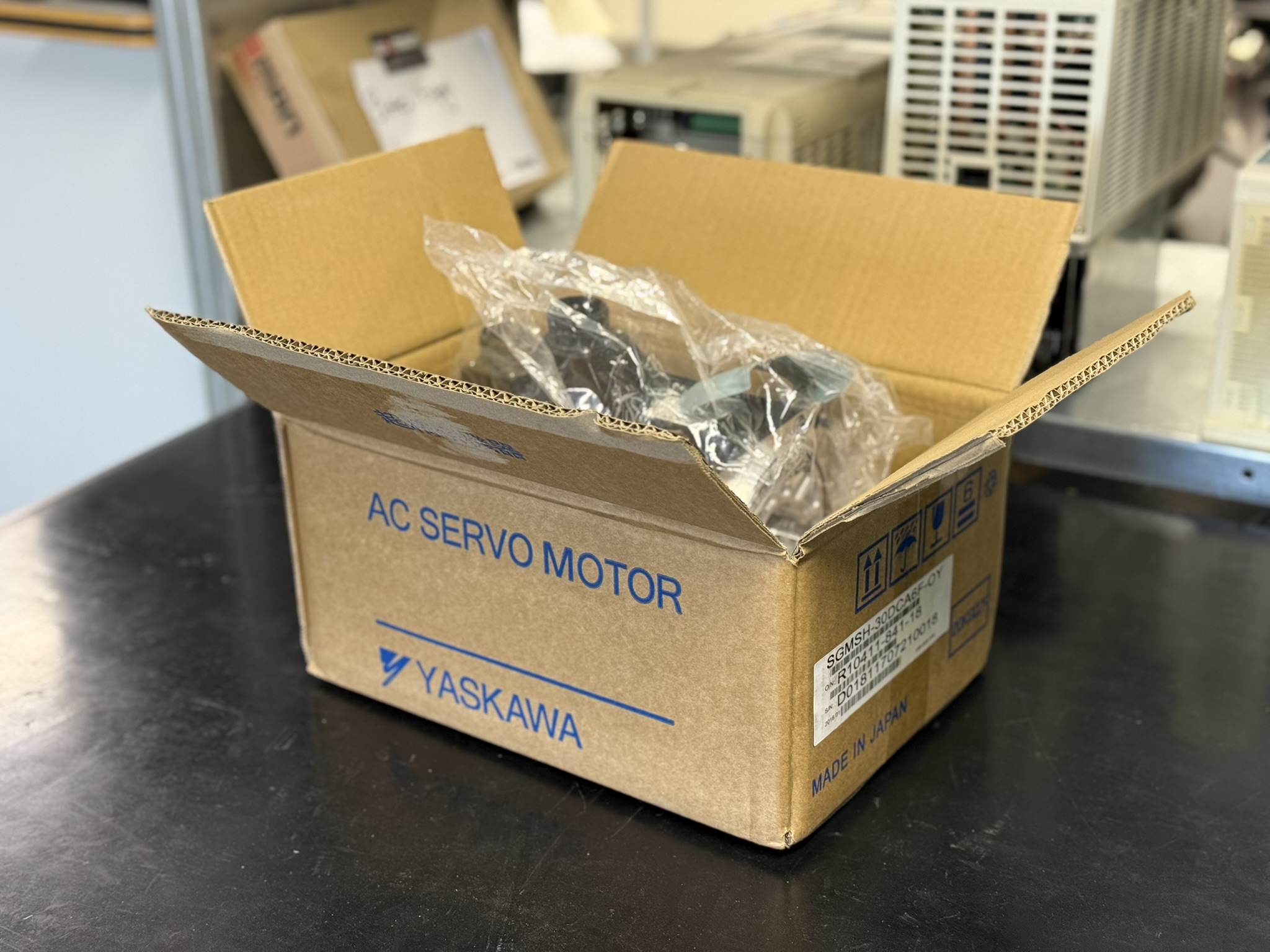 Yaskawa SGMSH‑30DCA6F‑OY Servo Motor unboxing 1