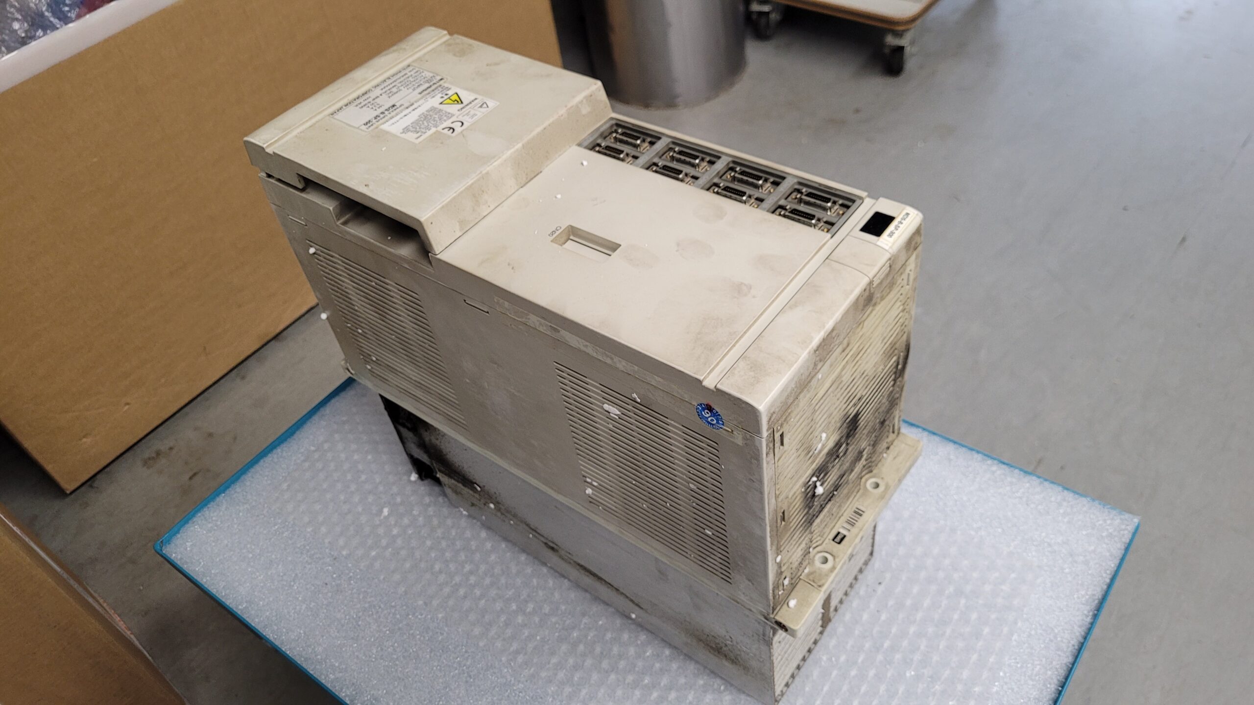 Mitsubishi Spindle Drive Unit MDS-B-SP-300 vor der Reparatur