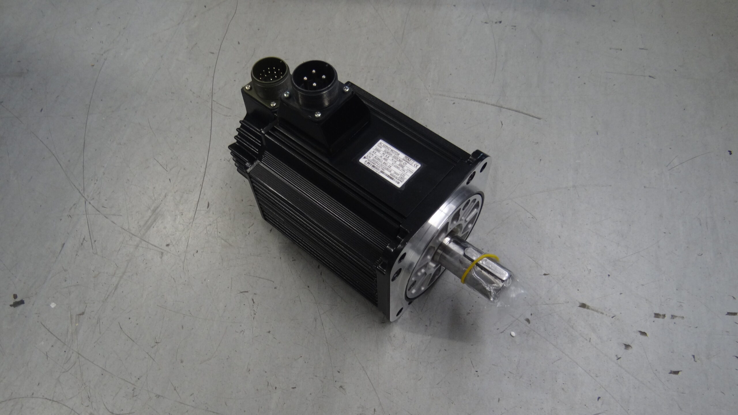 Yaskawa SGMSH‑30DCA6F‑OY Servo Motor Bild ausgepackt