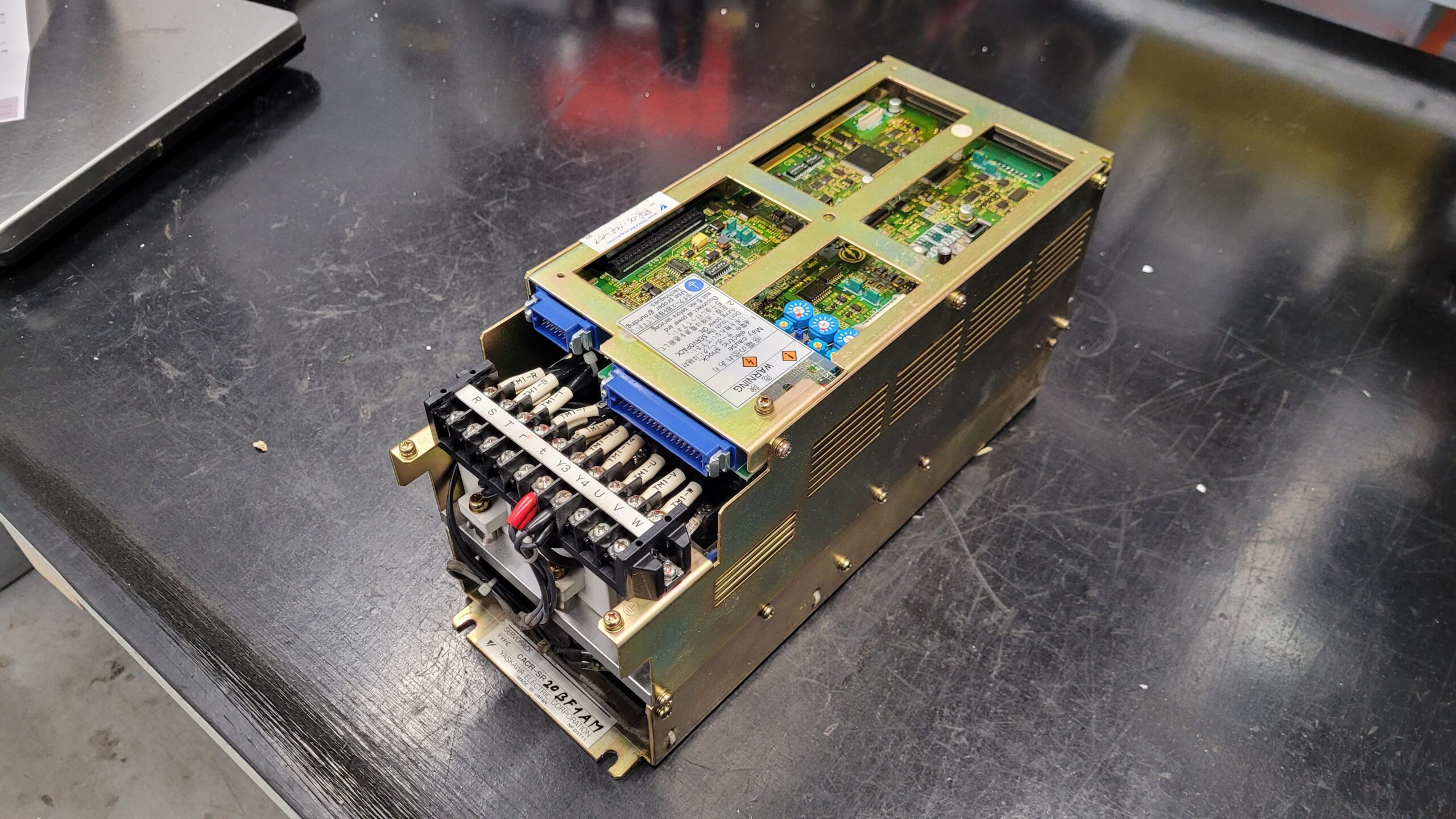 Yaskawa Servopack CACR-SR20BF1AM Re-engineered vor der Reparatur 1