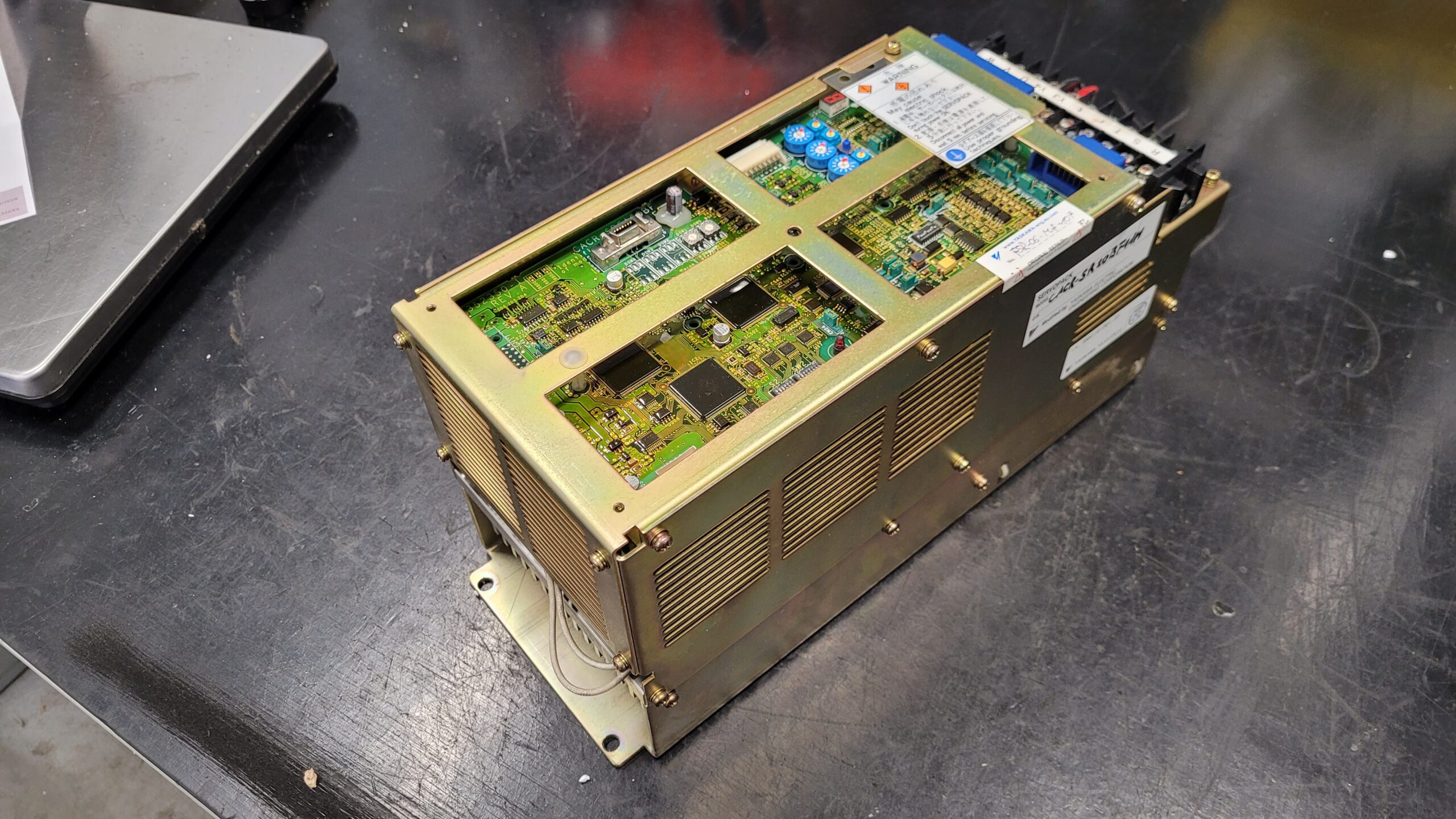 Yaskawa Servopack CACR-SR20BF1AM Re-engineered vor der Reparatur 2