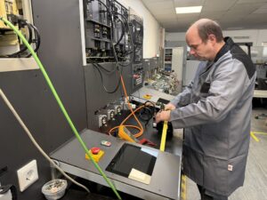 Mitsubishi AC Servo Motor HF-H54S rem HF-H54S-A51 Techniker beim Anschliessen