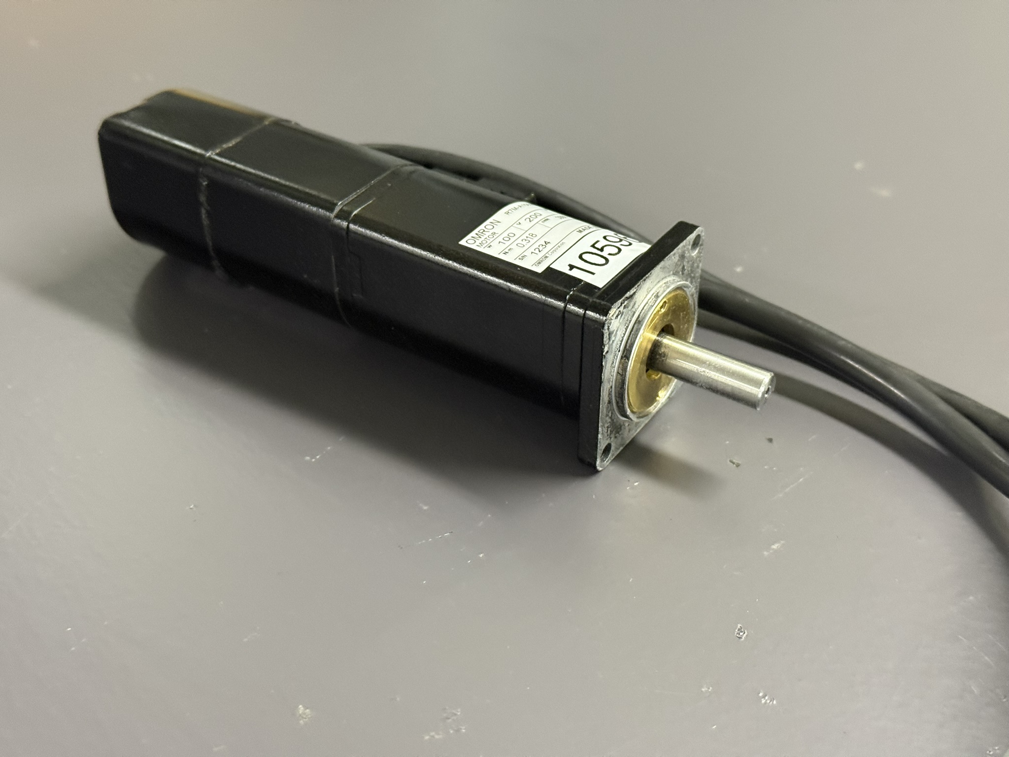 Omron AC Servo Motor R7M-A10030-BS1 Seite 1