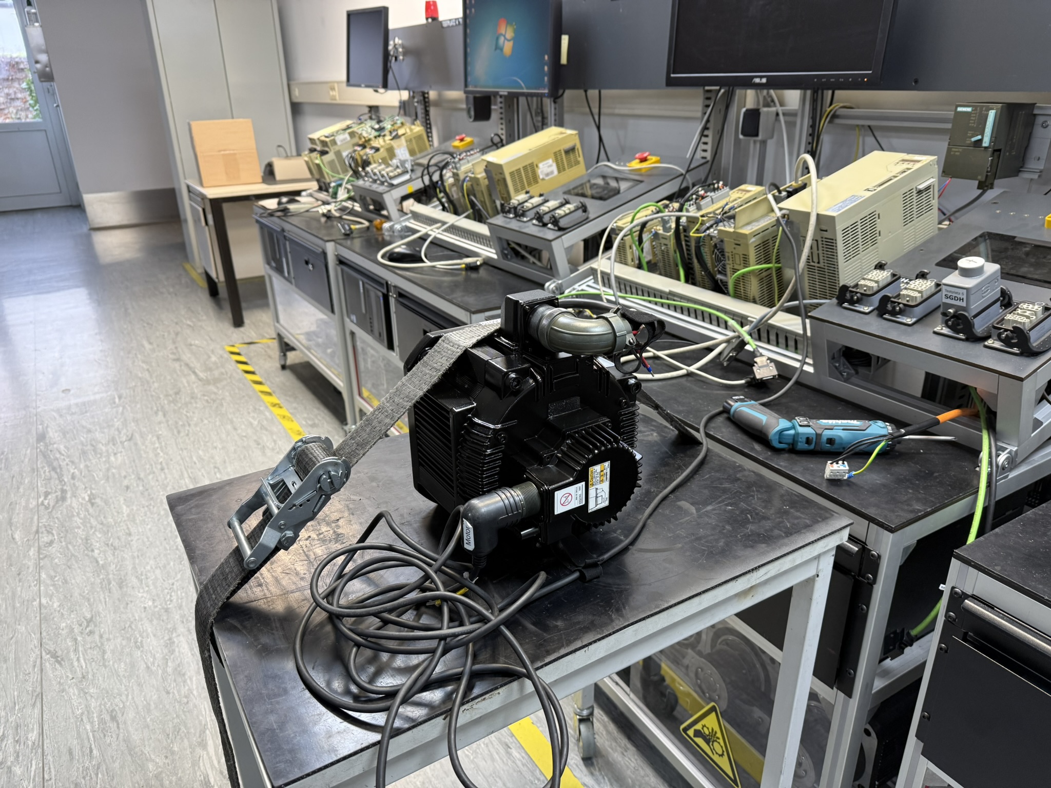 Yaskawa AC Servo Motor SGMDH-32A2A-YR33 Ansicht hinten