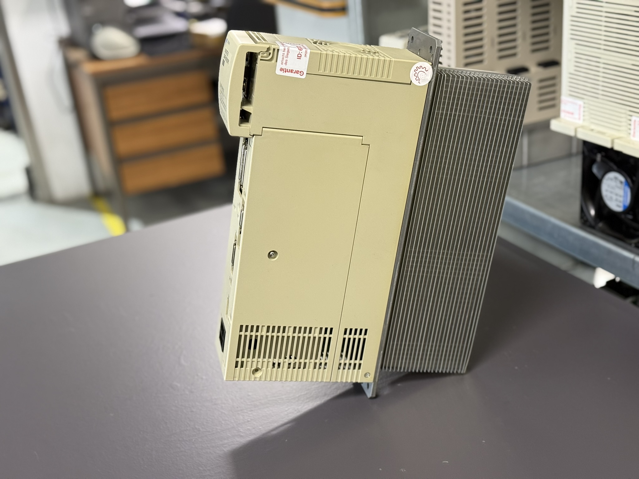 Yaskawa CIMR-MXN25P5 Inverter Unit Seite 3