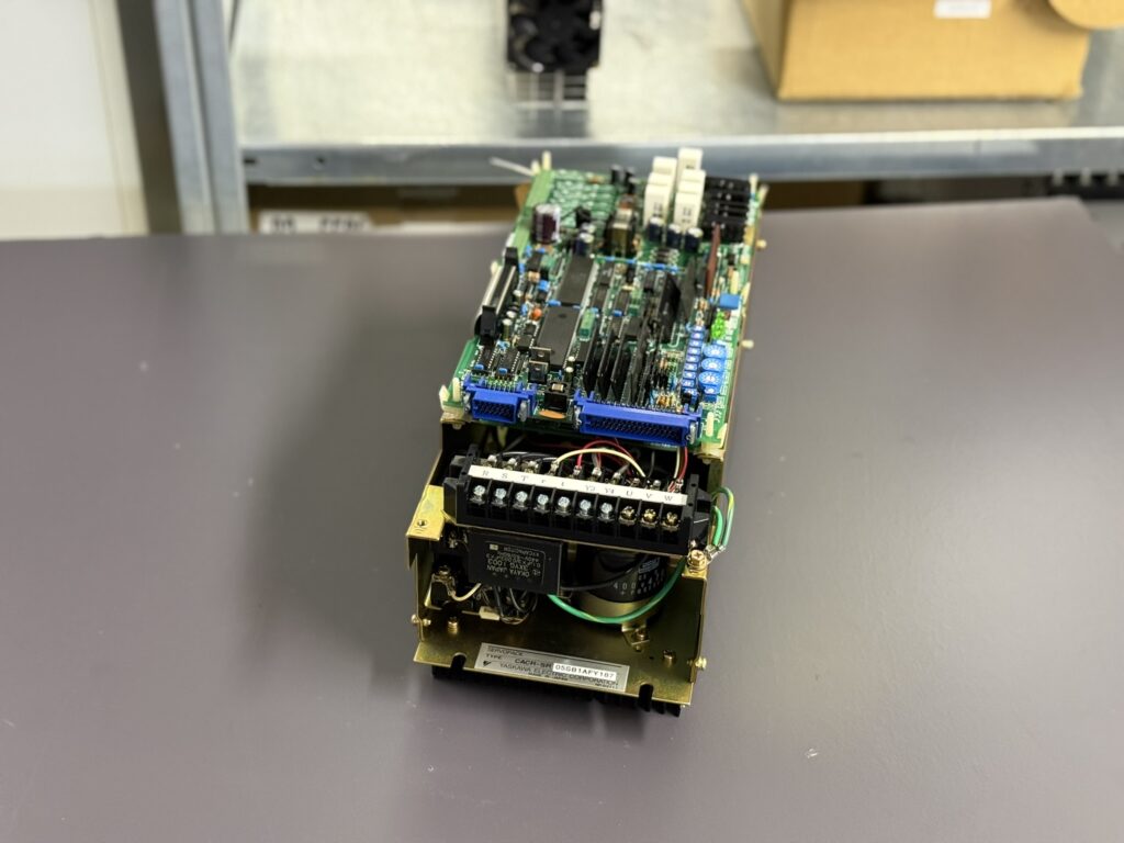 Yaskawa Servopack CACR-SR05SB1AFY187 von oben