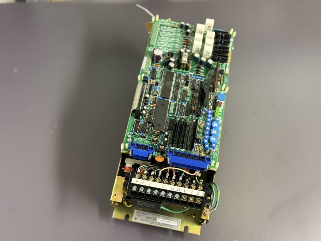 Yaskawa Servopack CACR-SR05SB1AFY187 von oben 2 - Kopie