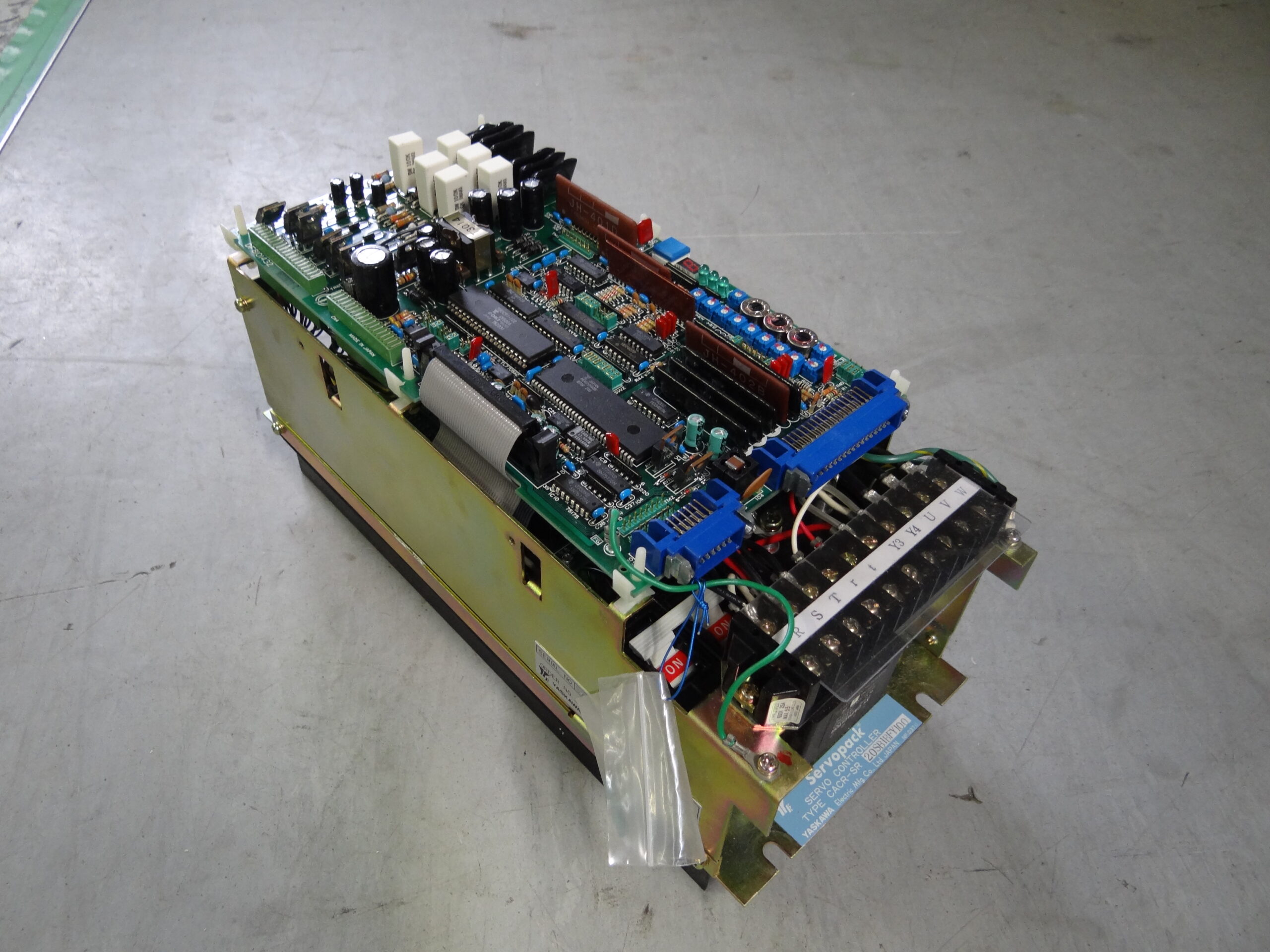 Yaskawa Servopack CACR-SR20SB1BFY100 vor der Reparatur