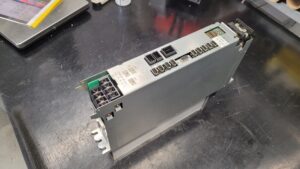 Okuma Servo Drive MIV0404A-1-B5 1006-2232  vor der Reparatur 1