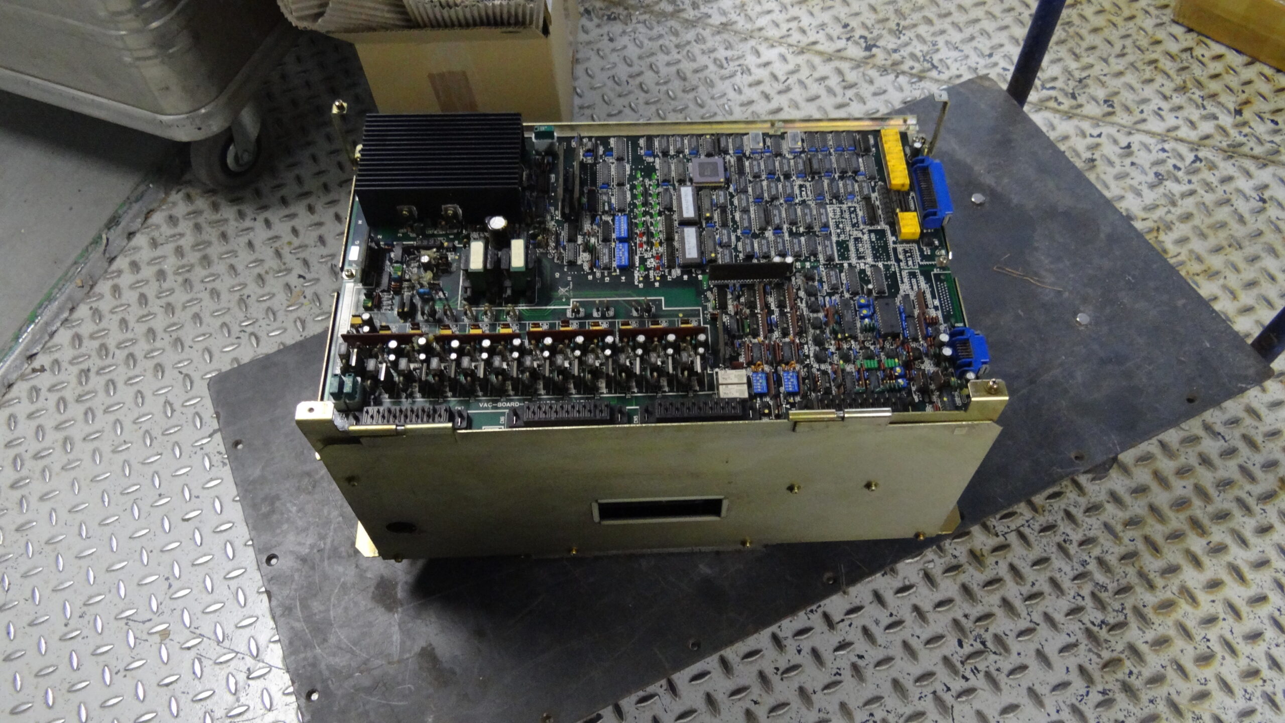 Okuma VAC-Drive Unit Typ A D8-A or 1006-1216 vor der Reparatur