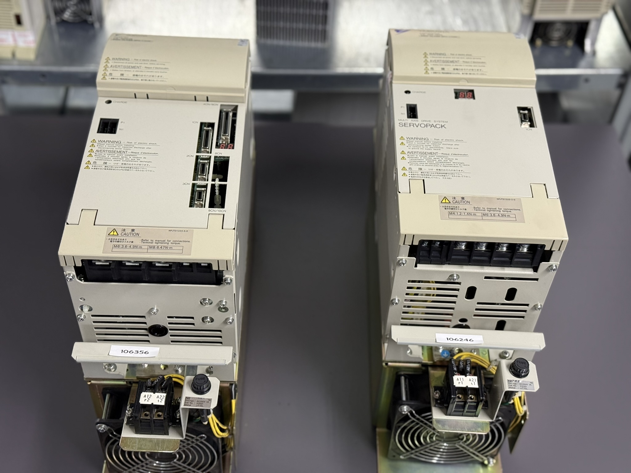 Yaskawa CIMR-M5A20110-XXXB Inverter Unit und Yaskawa CIMR-MR5N2011 Converter Unit Ansicht von oben