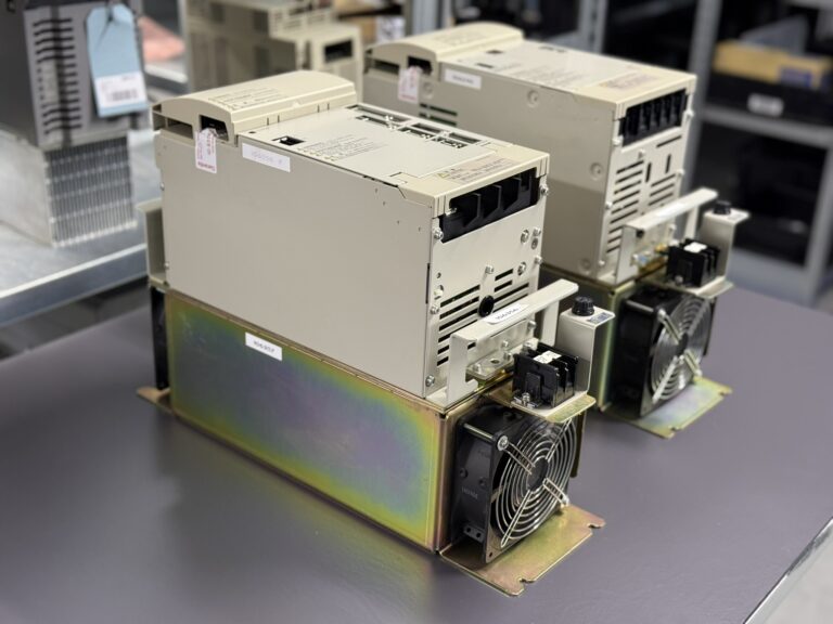 Yaskawa CIMR-M5A20110-XXXB Inverter Unit und Yaskawa CIMR-MR5N2011 Converter Unit Hauptbild